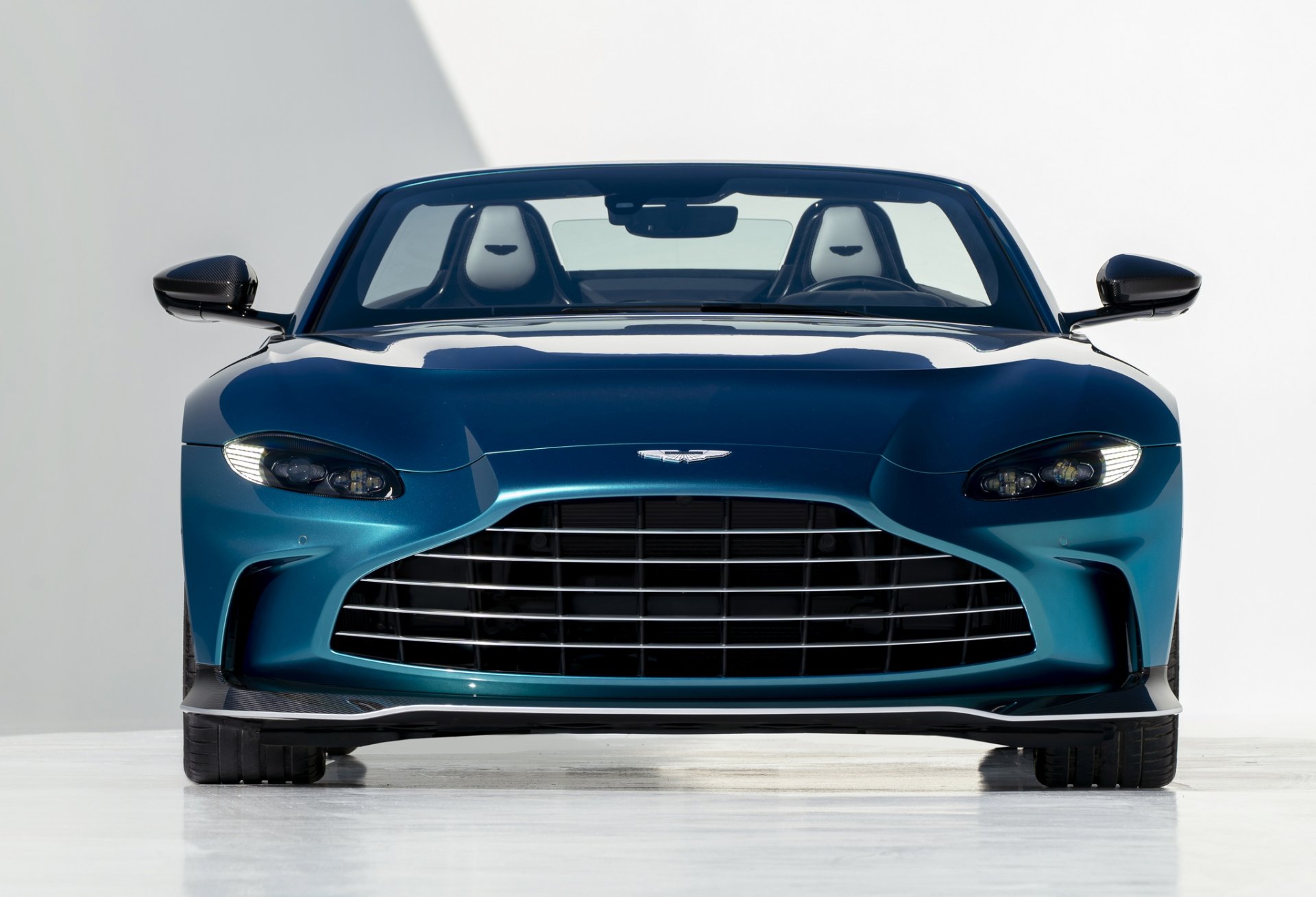 Aston Martin V12 Vantage Roadster เปิดประทุนตัวลิมิเต็ด ส่งท้ายเครื่อง V12!! Aston Martin V12 Vantage Roadster เปิดประทุนตัวลิมิเต็ด ส่งท้ายเครื่อง V12!!
