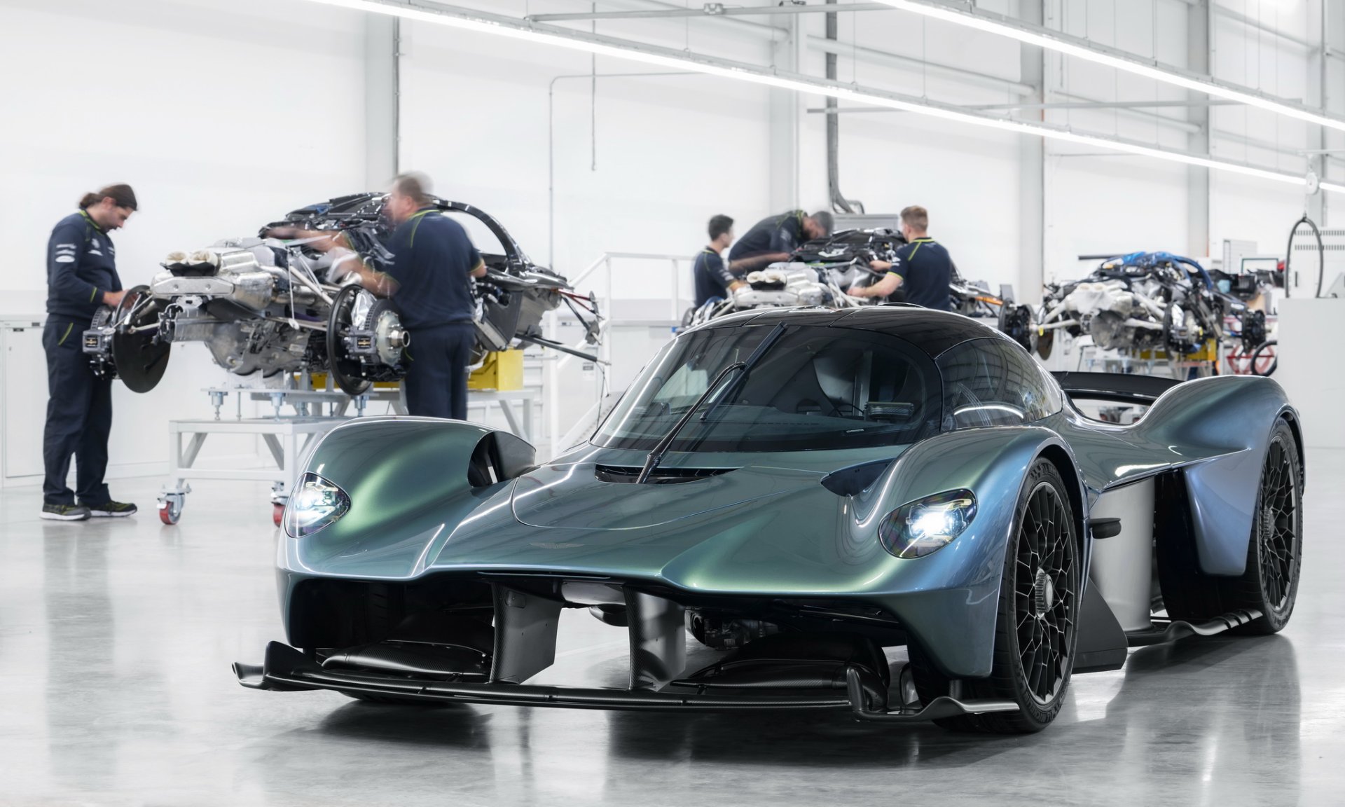Aston Martin Valkyrie เดินหน้าผลิตเต็มสูบ รถลูกค้ารายแรกเสร็จสมบูรณ์แล้ว!! Aston Martin Valkyrie เดินหน้าผลิตเต็มสูบ รถลูกค้ารายแรกเสร็จสมบูรณ์แล้ว!!