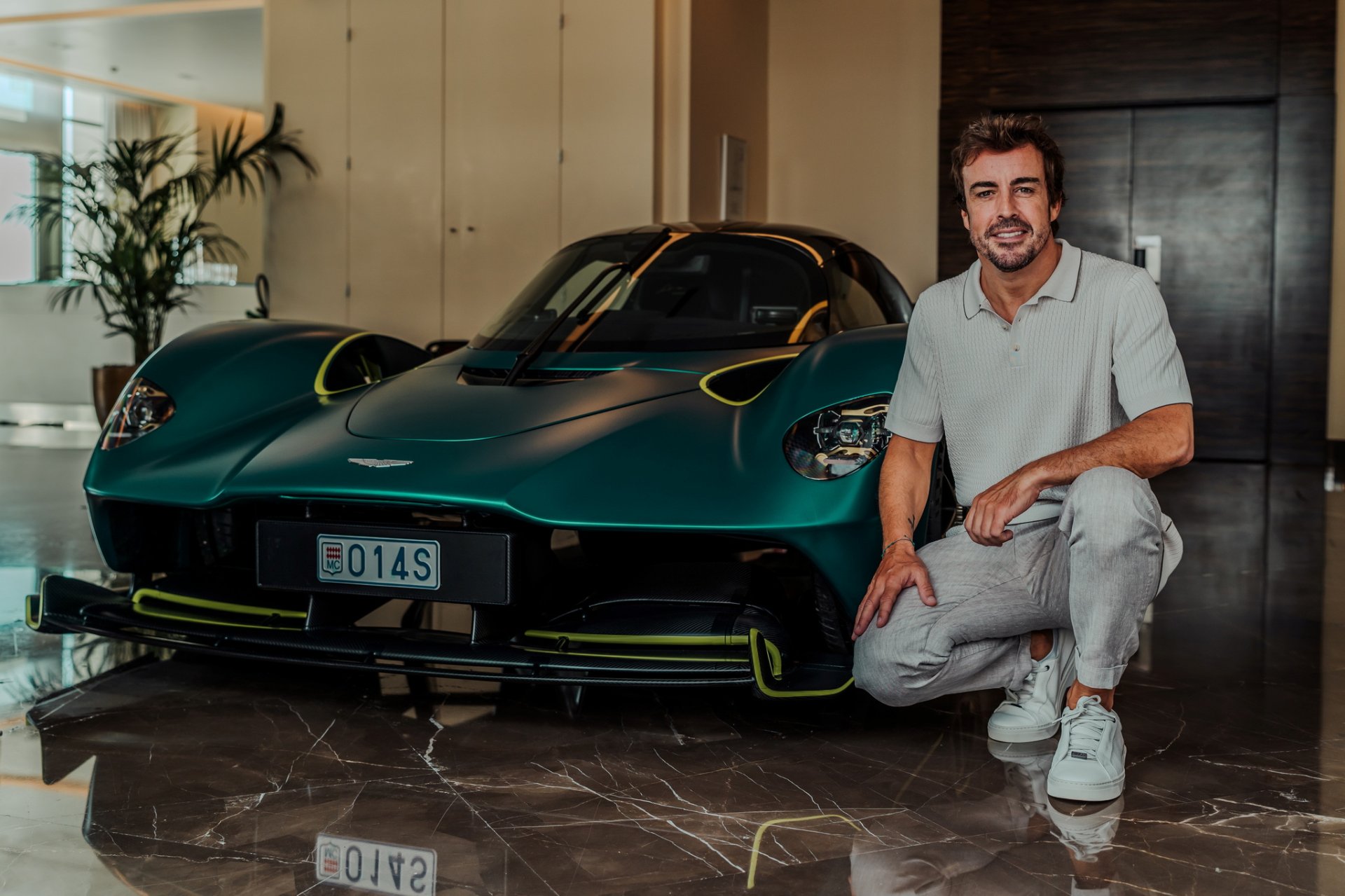 Fernando Alonso นักแข่ง F1 รับไฮเปอร์คาร์ของเขา Aston Martin Valkyrie 