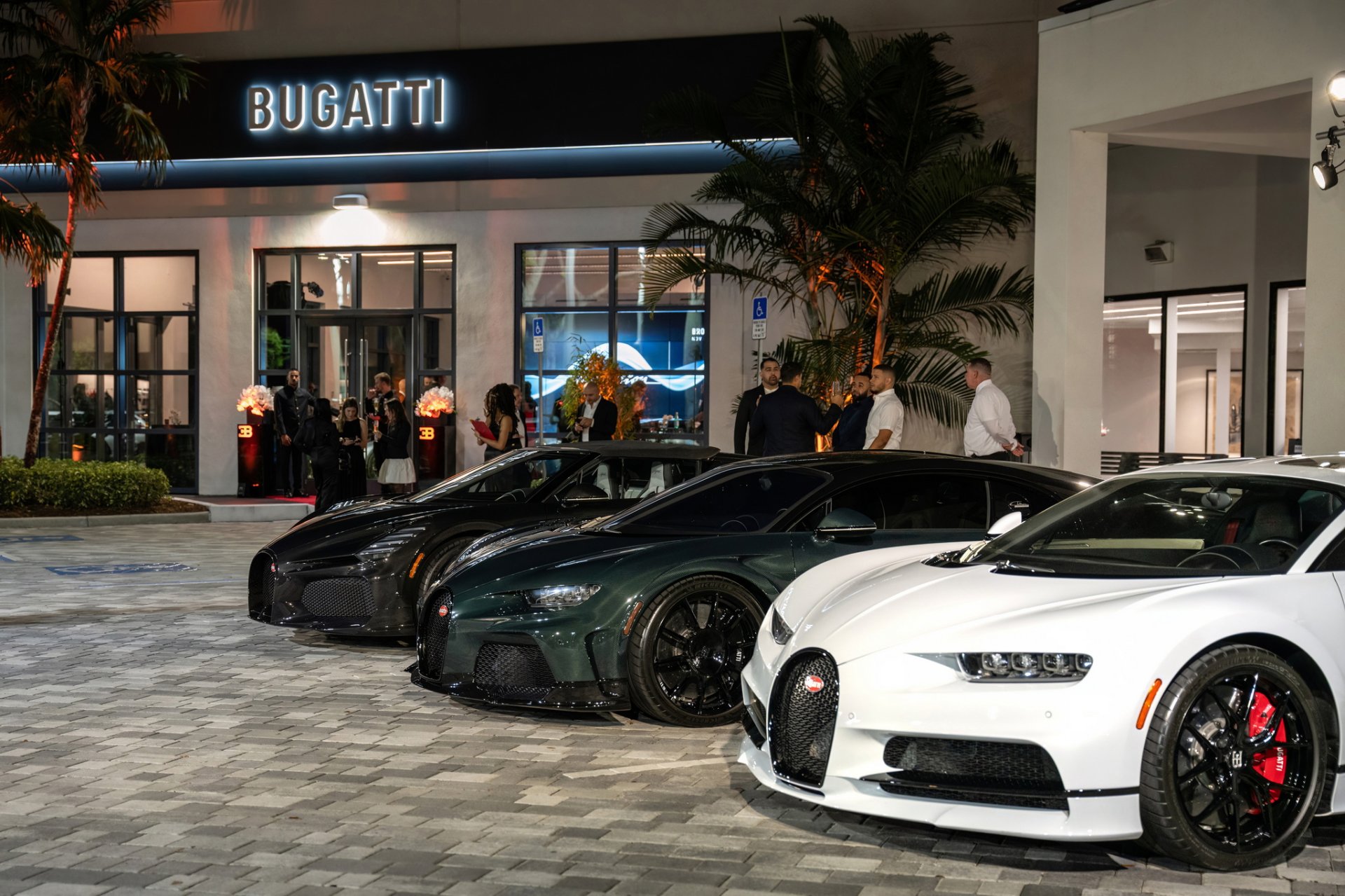 Bugatti เฉลิมฉลองความสำเร็จของ Bugatti Broward ในย่านสุดหรูแห่งเซาท์ฟลอริดา Bugatti เฉลิมฉลองความสำเร็จของ Bugatti Broward ในย่านสุดหรูแห่งเซาท์ฟลอริดา