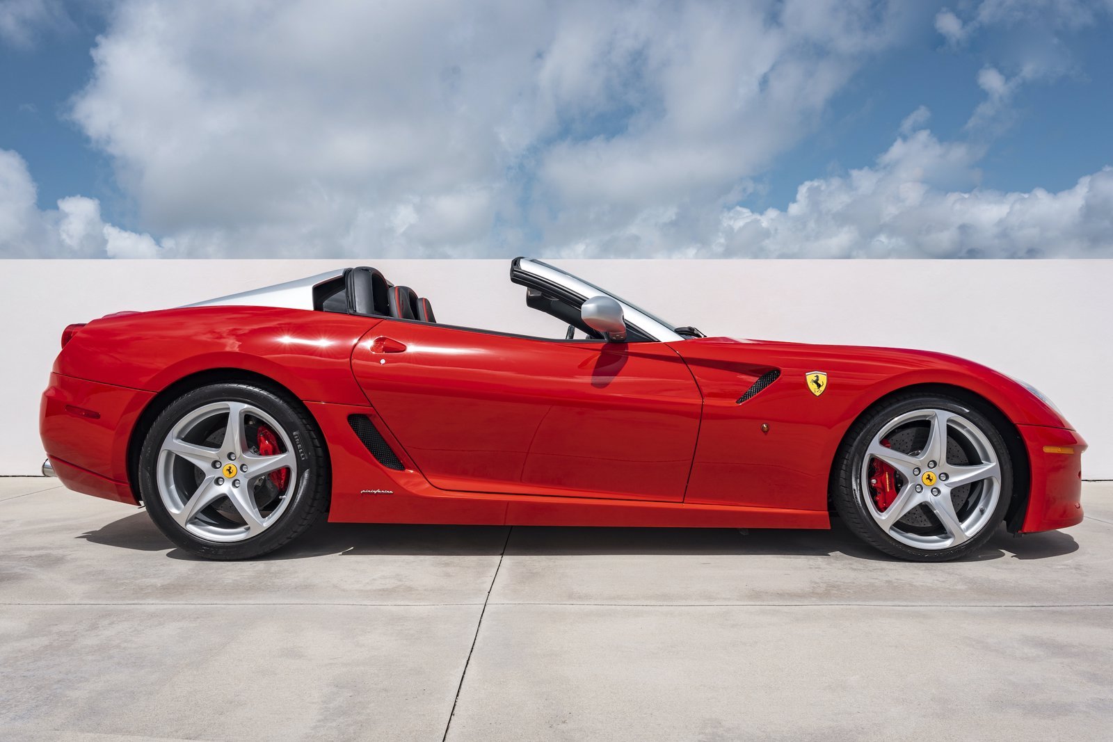 Ferrari 599 SA Aperta ตัวหายาก ถูกตั้งขายไว้เกือบ 1.4 ล้านเหรียญสหรัฐ Ferrari 599 SA Aperta ตัวหายาก ถูกตั้งขายไว้เกือบ 1.4 ล้านเหรียญสหรัฐ