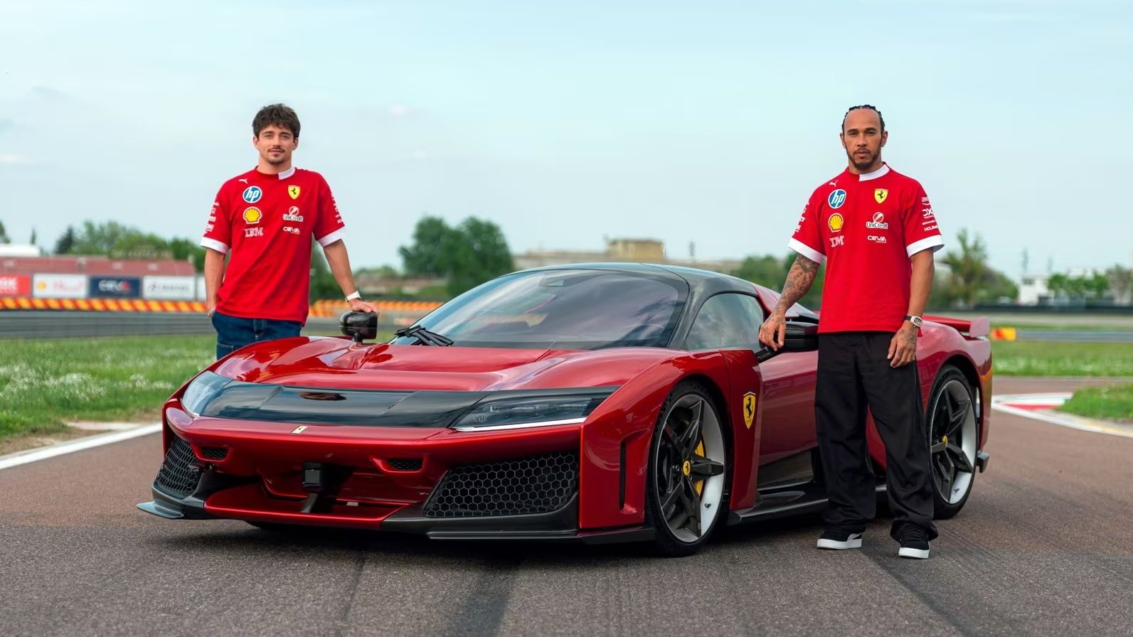 ชมคลิป!! Lewis Hamilton และ Charles Leclerc ทดสอบจัดเต็มไฮเปอร์คาร์ Ferrari F80 ณ สนามแข่ง Fiorano