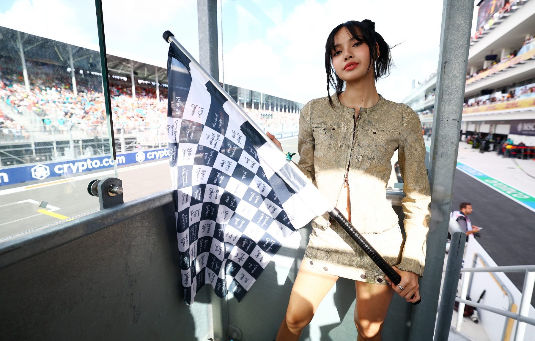 ปังมาก!! ลิซ่า BLACKPINK ได้รับเกียรติโบกธงหมากรุกเข้าเส้นชัย ในการแข่ง F1 สนาม Miami Grand Prix 2024 