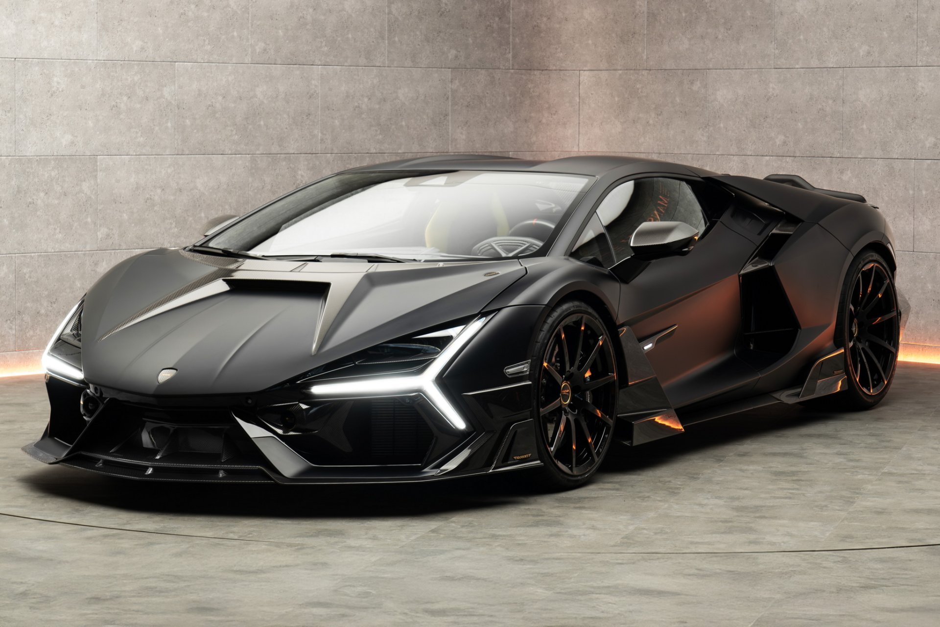 Mansory เสริมหล่อให้กระทิงดุ Revuelto และม้าอัพเป็น 880 ตัว!! 