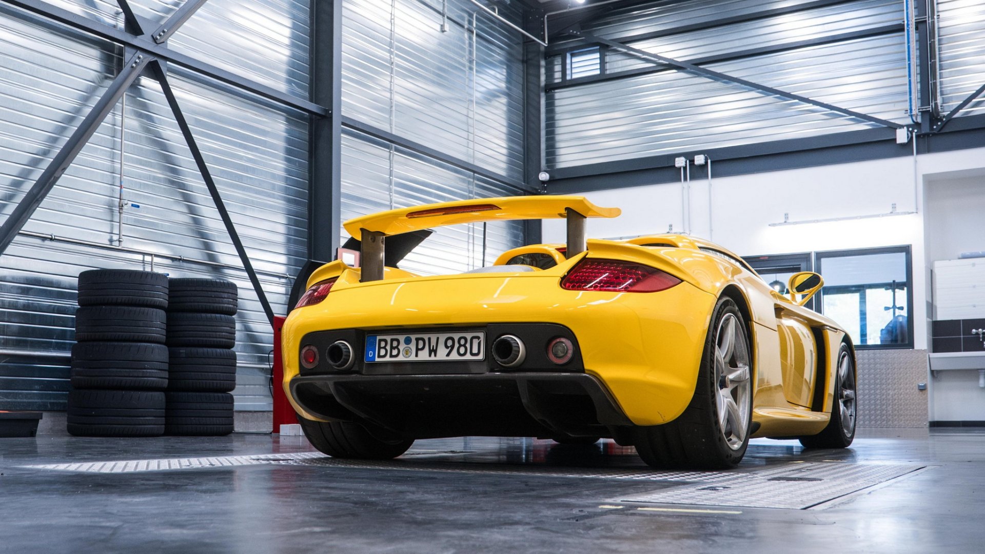 Porsche Carrera GT ไฮเปอร์คาร์ตัวเทพเมื่อ 20 ปีก่อน ได้รับการอัพเกรดยางรุ่นใหม่พิเศษเฉพาะโดย Michelin