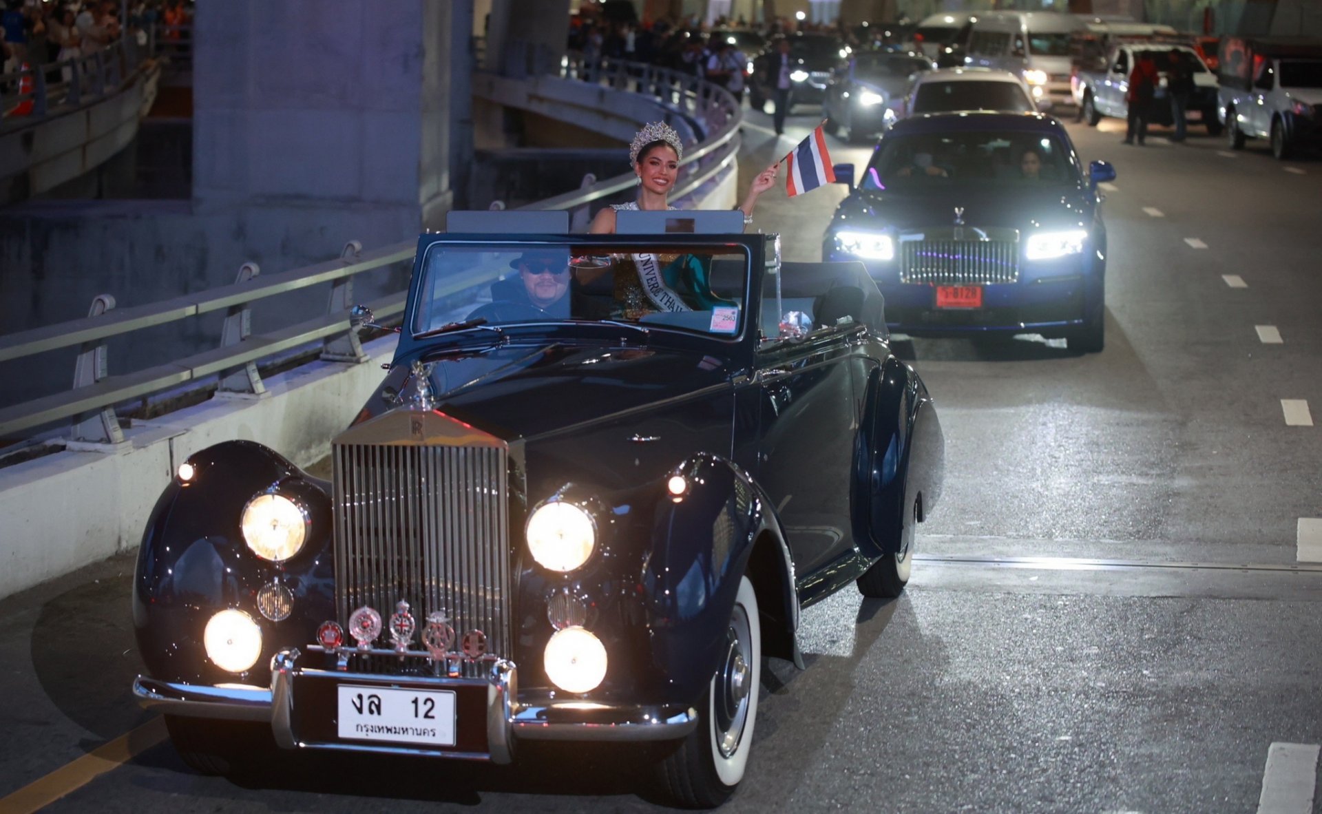 ส่องความคลาสสิก! Rolls-Royce ที่ใช้ต้อนรับ แอนโทเนีย โพซิ้ว รองอันดับ 1 Miss Universe 2023 
