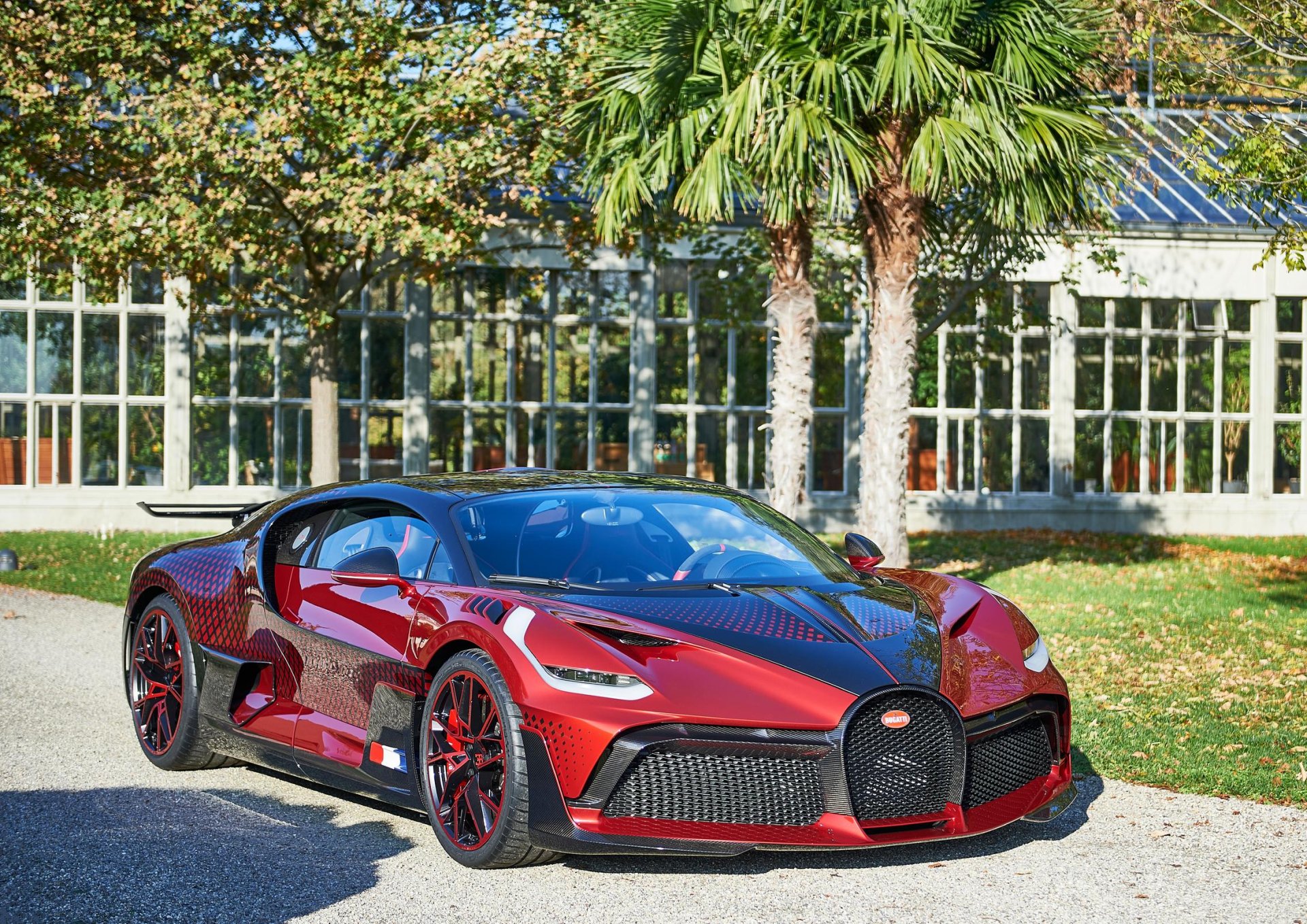 ใช้เวลากว่า 2 ปี จนสมบูรณ์แบบ กับงานสีตัวถังของ Bugatti DIVO คันนี้ ใช้เวลากว่า 2 ปี จนสมบูรณ์แบบ กับงานสีตัวถังของ Bugatti DIVO คันนี้