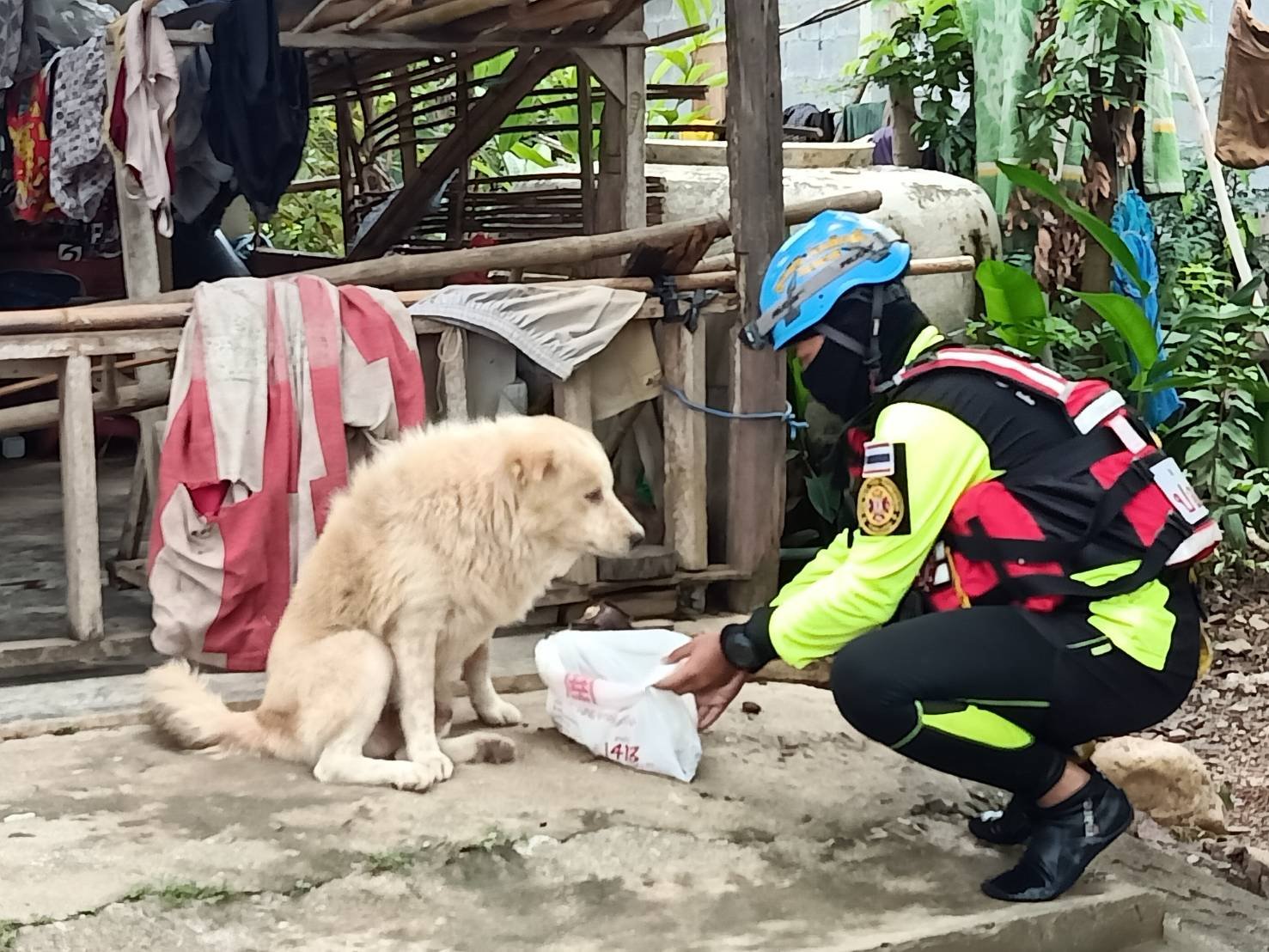 มูลนิธิป่อเต็กตึ๊ง เร่งจัดทีมกู้ชีพ กู้ภัย นำอุปกรณ์ และโรงครัวเคลื่อนที่ ลงพื้นที่เร่งบรรเทาทุกข์ผู้ประสบภัยน้ำท่วมในพื้นที่อำเภอหนองปรือ จังหวัดกาญจนบุรี