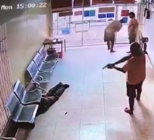 3 คนร้ายหลบหนีศาลพัทยา ใช้มีดแทงตำรวจตำรวจเฝ้าศาลสาหัส  ยิงเปิดทางหนีทั้งโซ่ตรวน  3 คนร้ายหลบหนีศาลพัทยา ใช้มีดแทงตำรวจตำรวจเฝ้าศาลสาหัส  ยิงเปิดทางหนีทั้งโซ่ตรวน