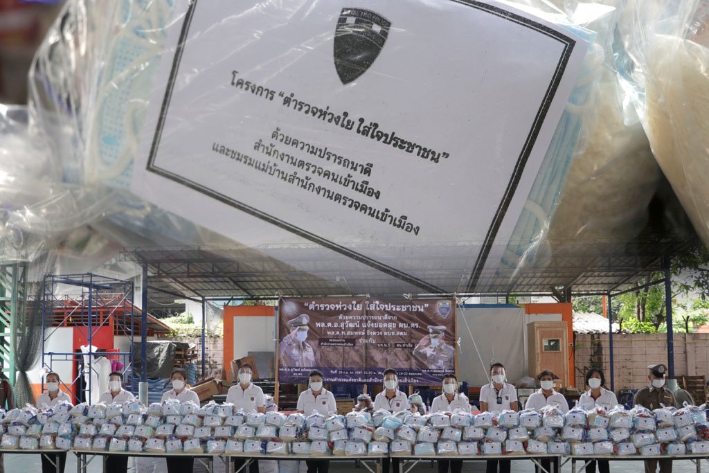 สตม. มอบข้าวสารและอาหารแห้ง 650 ชุด ให้แก่ชุมชนแฟลต19-22 คลองเตย สตม. มอบข้าวสารและอาหารแห้ง 650 ชุด ให้แก่ชุมชนแฟลต19-22 คลองเตย