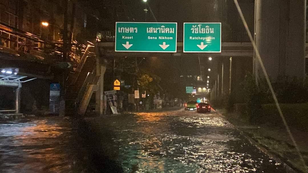 ฝนถล่ม "กทม.-ปริมณฑล" อ่วม หลายเขตน้ำท่วม-รอการระบาย ถนนจมหลายสาย