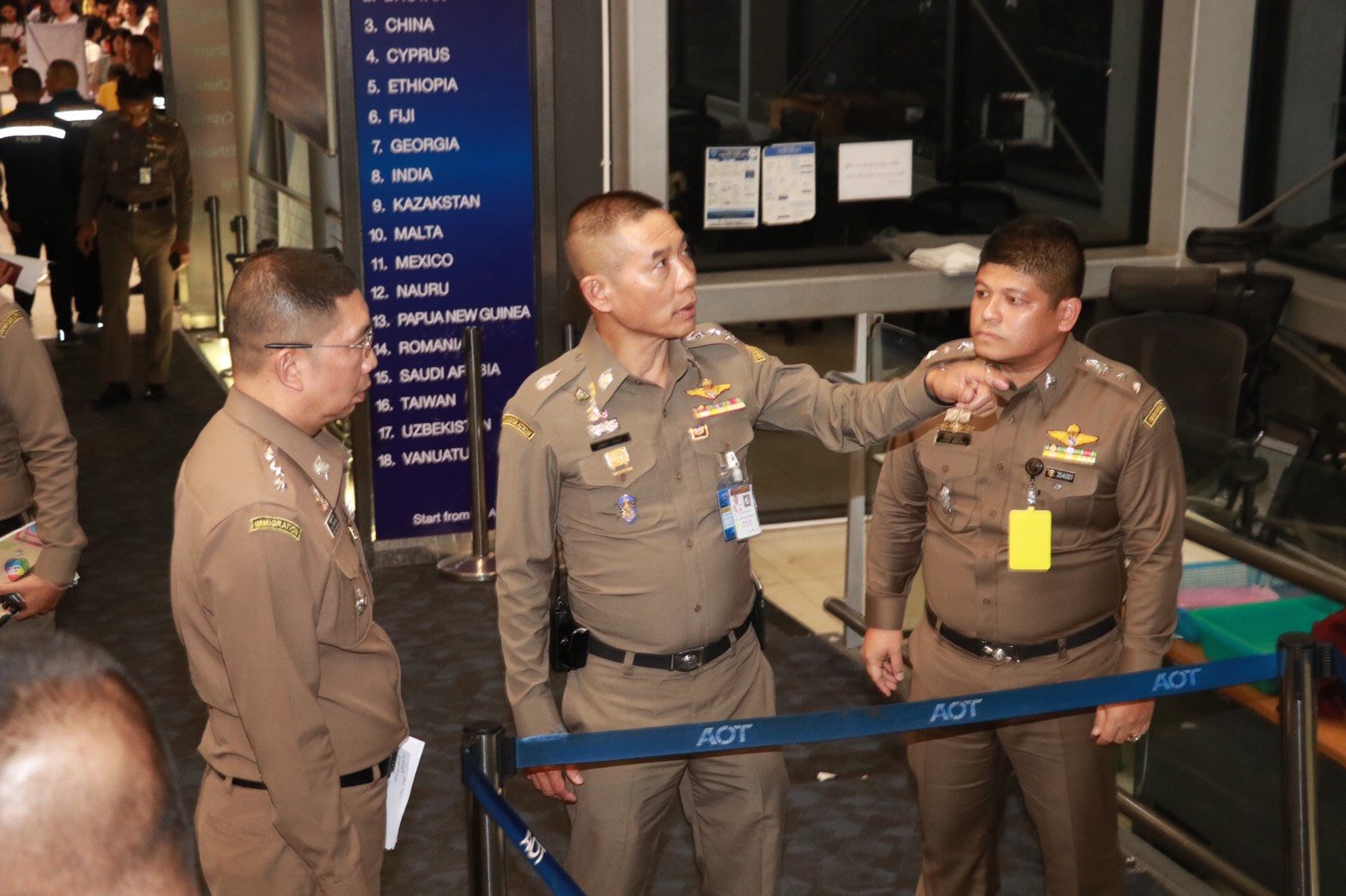 Pol.Gen.Sompong Chingdaung visited Suwannabhumi airport to solve long queue immigration