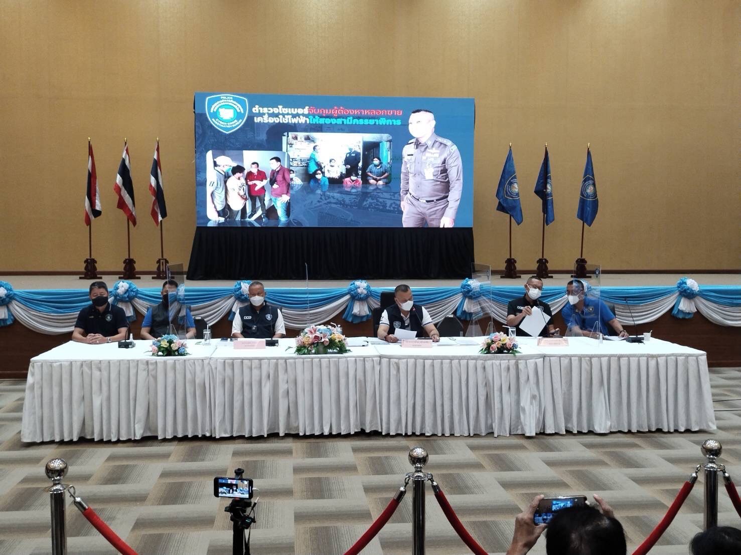 แถลงจับ 2 แม่ค้าออนไลน์หลอกขายไอโฟน เด็กชาย 14 เครียดเส้นเลือดในสมองแตก ดับ!!!! แถลงจับ 2 แม่ค้าออนไลน์หลอกขายไอโฟน เด็กชาย 14 เครียดเส้นเลือดในสมองแตก ดับ!!!!
