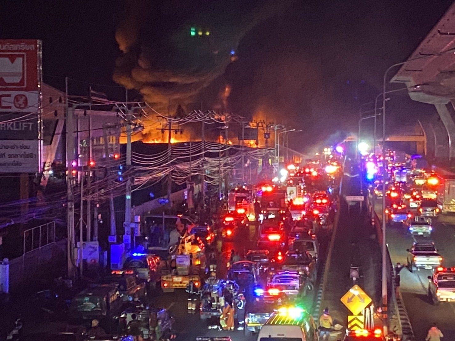 เพลิงไหม้!! รง. ถังพลาสติก ถนนพระราม 2  เจ้าหน้าที่ปิดการจราจร พระราม 2 ฝั่งขาออก เพลิงไหม้!! รง. ถังพลาสติก ถนนพระราม 2  เจ้าหน้าที่ปิดการจราจร พระราม 2 ฝั่งขาออก