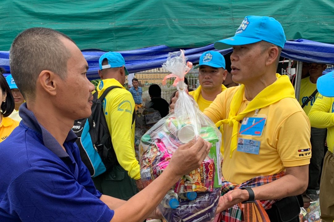 ผบช.สตม. เดินสายลงพื้นที่ขอนแก่น เลี้ยงอาหารเด็กพิการ และมอบถุงยังชีพช่วยผู้ประสบภัยน้ำท่วม