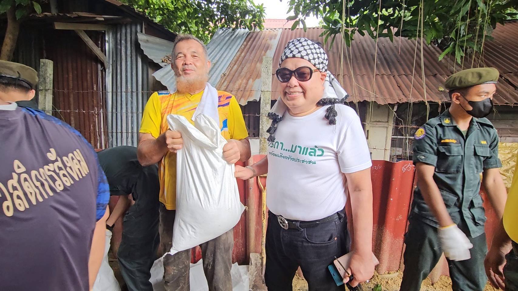 อบต.ท่าอิฐร่วมกับทหารนำกระสอบทรายวางตลอดแนวชุมชนมัสยิดท่าอิฐหลังระดับน้ำท่วมสูง