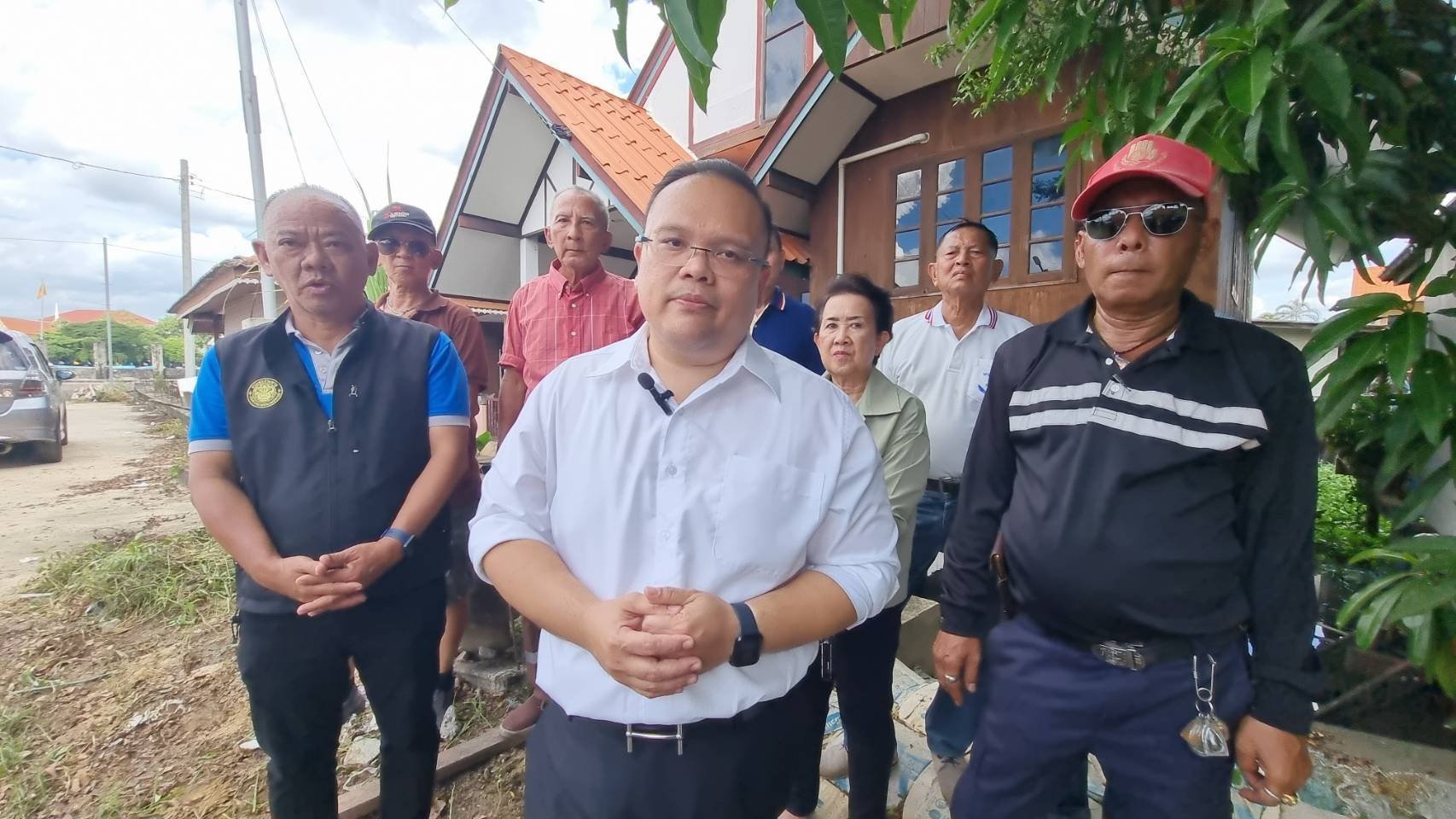 นนทบุรี เทศบาลเมืองบางกรวยลงพื้นที่ตรวจแนวเขื่อนริมน้ำพร้อมให้กรมชลอุดรอยรั่วกันน้ำทะลักท่วมชุมชน นนทบุรี เทศบาลเมืองบางกรวยลงพื้นที่ตรวจแนวเขื่อนริมน้ำพร้อมให้กรมชลอุดรอยรั่วกันน้ำทะลักท่วมชุมชน