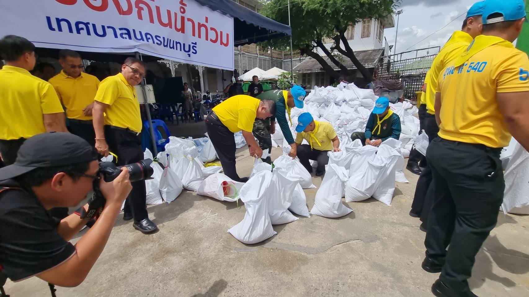 นนทบุรี เทศบาลนครนนท์เตรียมกระสอบทรายเฝ้าระวังระดับน้ำ พร้อมรับมือน้ำท่วม