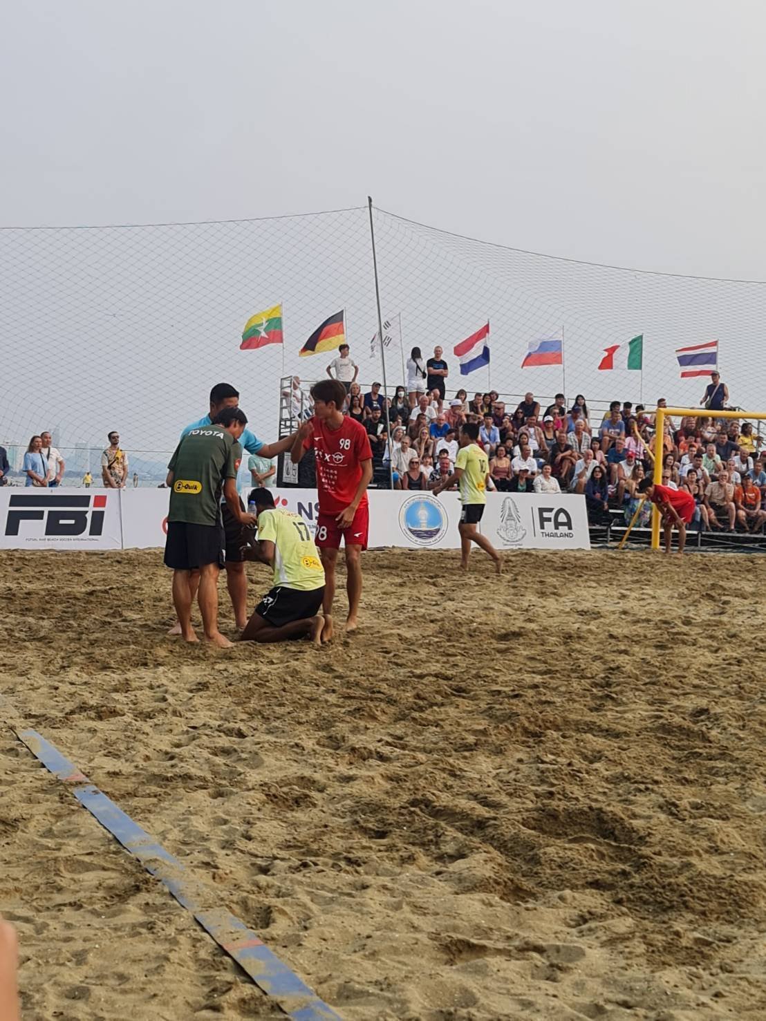 แข้งชายหาดไทยดับซ่ามังกรจีน 4 : 2 