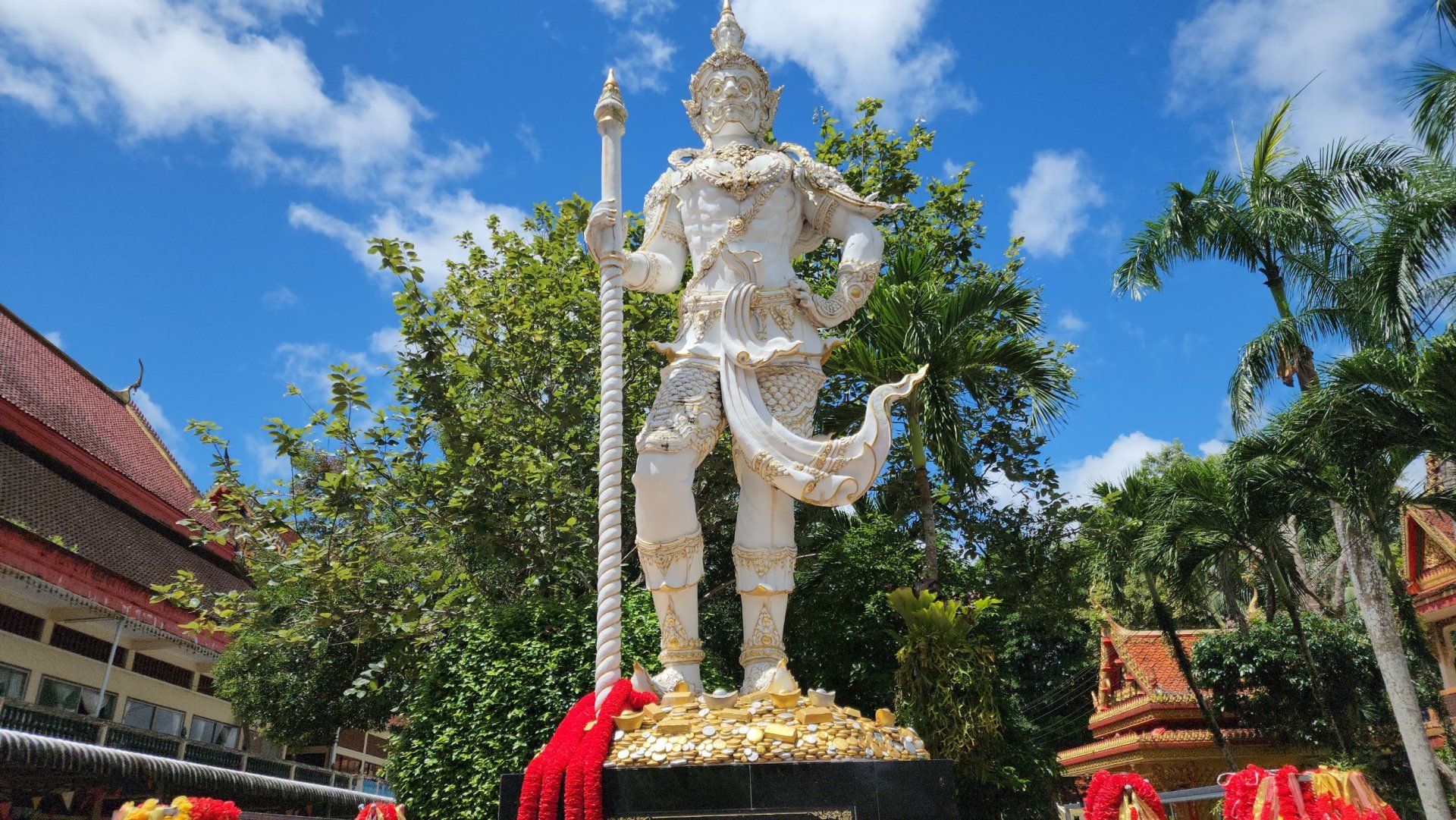 แห่ขอเลขเด็ด ท้าวเวสสุวรรณหุ่นสมาร์ทที่สุดในไทย แห่ขอเลขเด็ด ท้าวเวสสุวรรณหุ่นสมาร์ทที่สุดในไทย