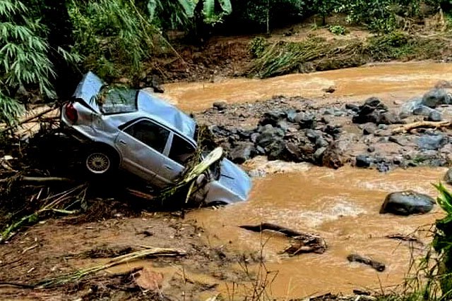 Mae Sai District in Chiang Rai was flooded last night by the overflow of the Sai River