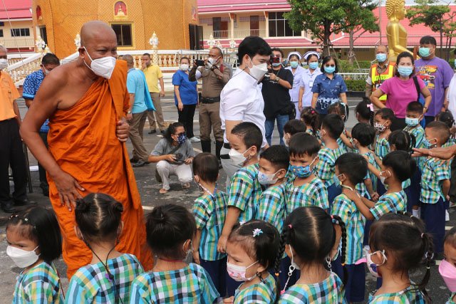 9 เดือน 9  พระครูแจ้จัดพิธียกชิ้นส่วนพระพุทธเมตตา พร้อมแจกทุนการศึกษานักเรียน กว่า 200,000 บาท