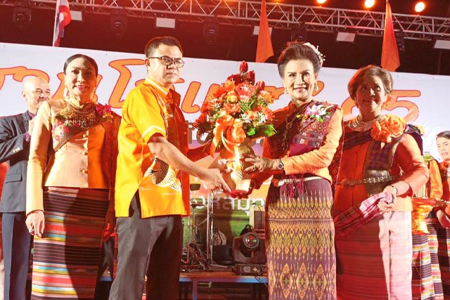 สุดอลังการ อิสานโอแซว ปี 65 รายได้มอบเป็นทุนอาหารกลางวันเด็กนักเรียน 12 โรงเรียน