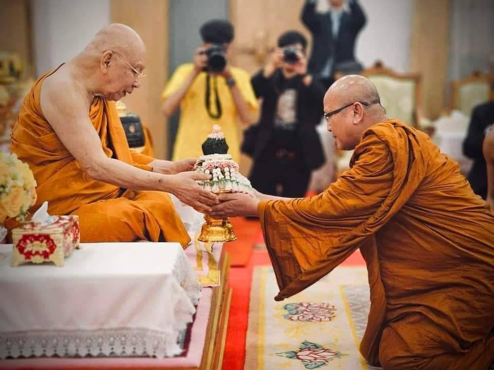 หลวงพ่อสินทรัพย์  น้อมถวายกัปปิยภัณฑ์ ช่วยผู้ประสบอุทกภัย ๒๐๐,๐๐๐ บาท