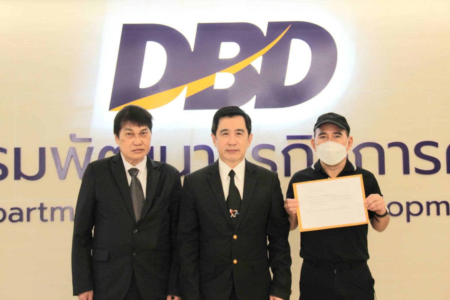 "เสี่ยโก้" นายก่อเกียรติ พาณิชยารมณ์ โปรโมเตอร์รางวัลยอดเยี่ยมเอเชีย 3 สถาบันบุกกระทรวงพาณิชย์ ร้องขอถอดถอนและยกเลิกทะเบียนพาณิชย์ "บ.แพลนบี"  เพราะใช้เอกสารการยื่นจดทะเบียนเป็นเอกสารเท็จเกือบทั้งหมด