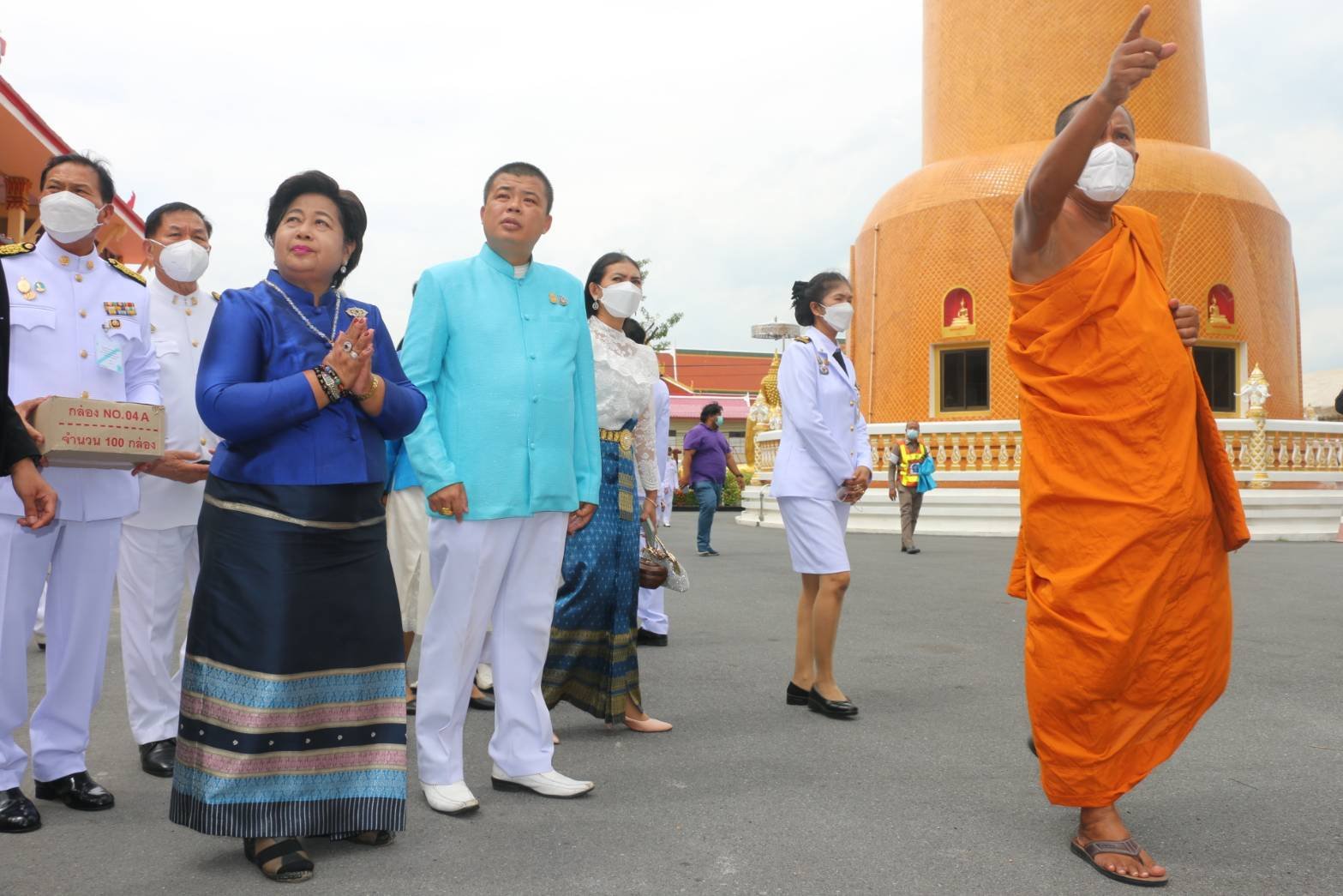 "ปลื้มปิติ ฯ พระครูแจ้ รับผ้าไตรประทานจากหม่อมราชวงศ์ วรปภา จักรพันธุ์