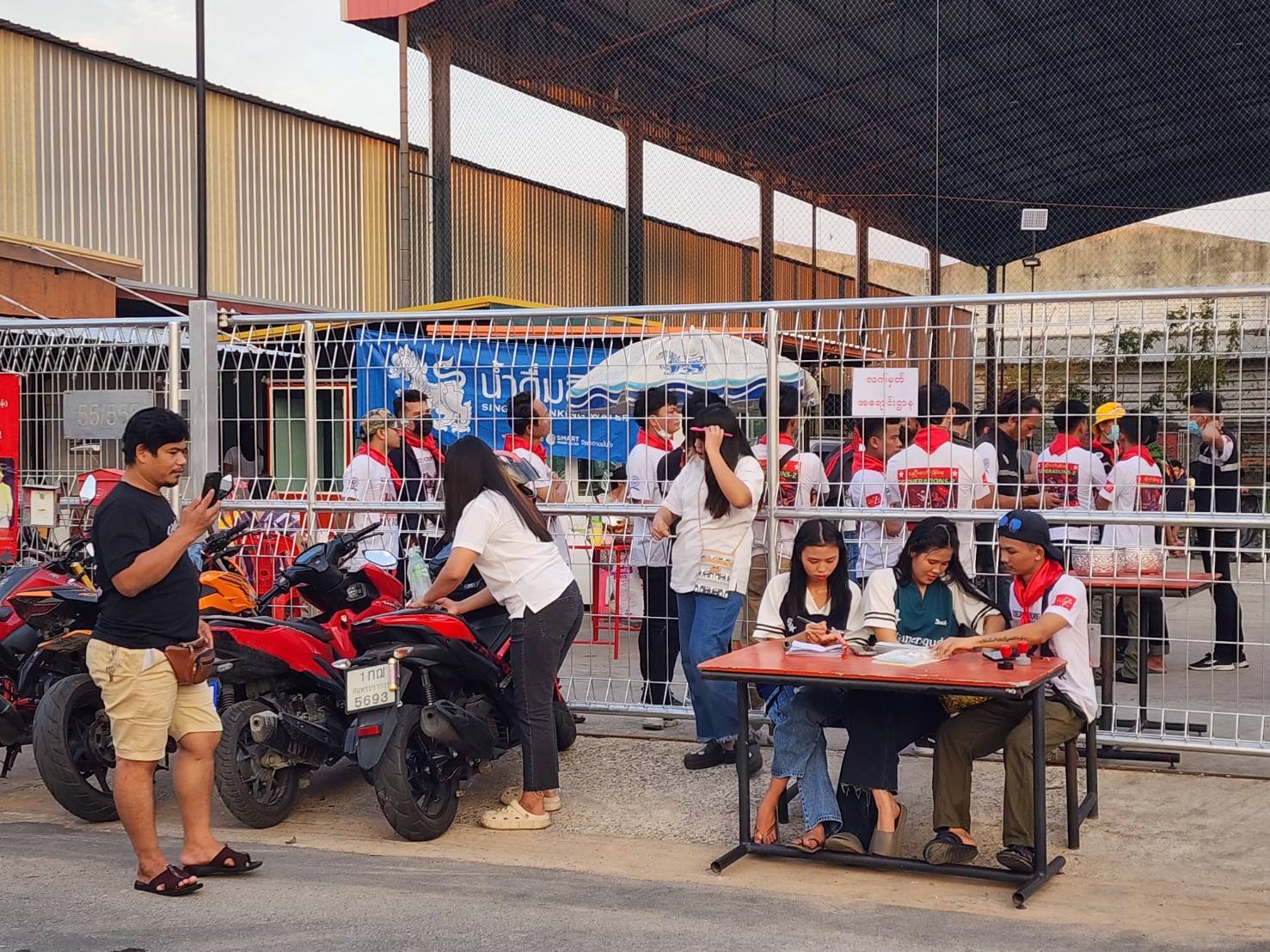 ตำรวจบางเสาธงผงะ!! คอนเสิร์ตระดมทุน ต้าน มิน อ่อง หล่าย จัดแบบไม่สนกฎหมายไทย ตำรวจบางเสาธงผงะ!! คอนเสิร์ตระดมทุน ต้าน มิน อ่อง หล่าย จัดแบบไม่สนกฎหมายไทย