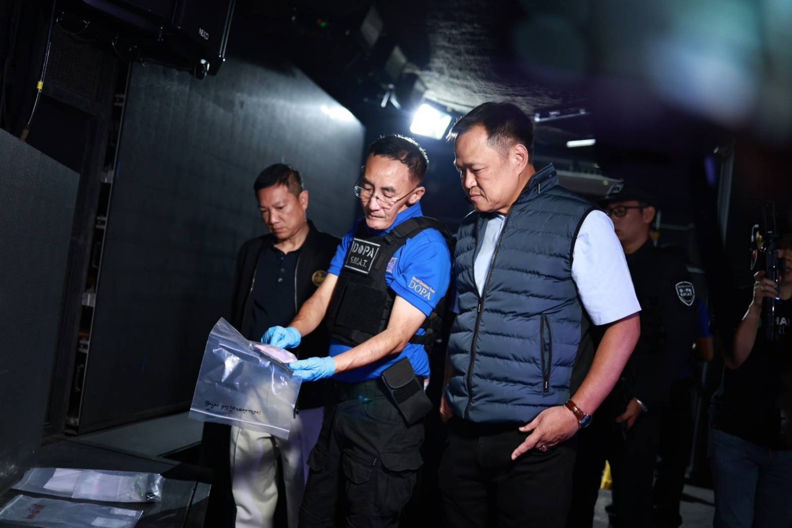 อนุทิน นำทีมบุกจับผับผิดกฎหมายพบยาเสพติดเพียบ