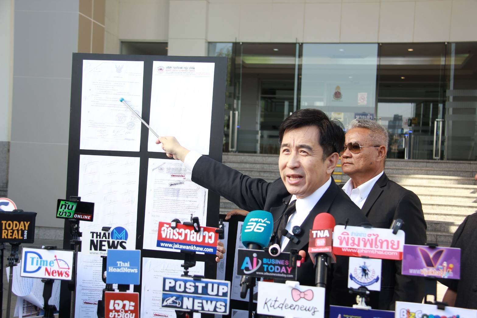  "เสี่ยโก้" โปรโมเตอร์มวยโลกรางวัลยอดเยี่ยมเอเชีย 3 สถาบันรุดทวงถามความเป็นธรรมที่ สำนักงานป.ป.ช. กรณีอดีตผู้บริหาร ขสมก. ร่วม บ.แพลน บี มีเดีย จำกัด (มหาชน) ปลอมลายเซ็นต์ตนเองและภรรยา