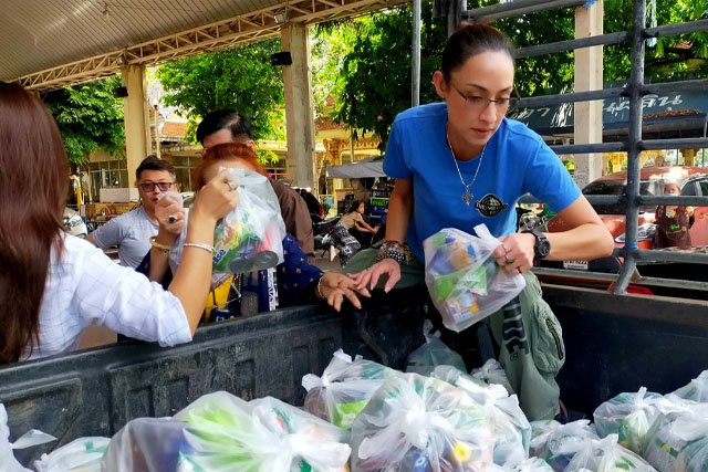 Celebrity Superstar - "Katreeya English" Donates rice and CARE packages for flood victims.