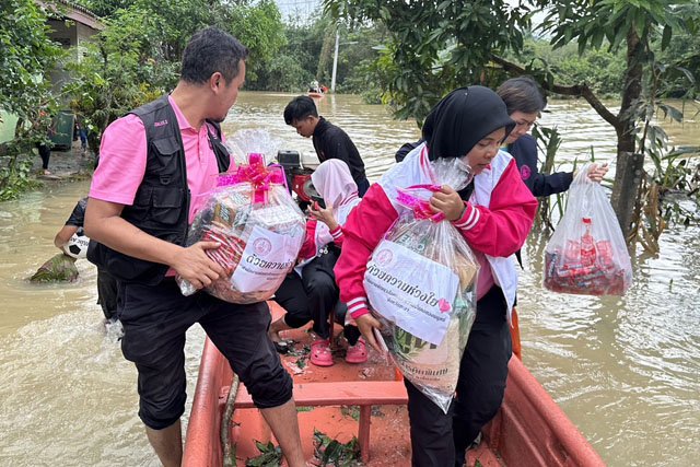 ทีม พม.หนึ่งเดียว จ. ปัตตานี - นราธิวาส ลุยช่วยกลุ่มเปราะบางประสบภัยน้ำท่วม
