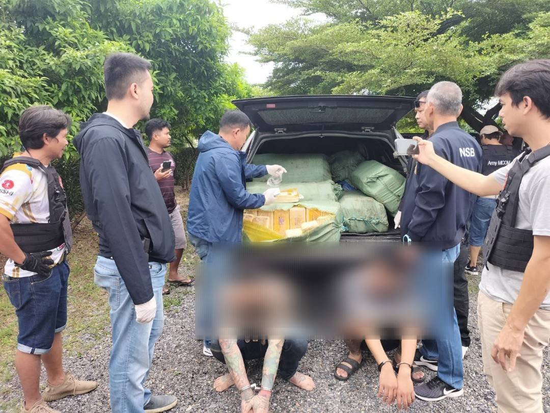 ตำรวจ ปส. รวบ 2 ผู้ต้องหาขาโหดหลบหนีคดีฆ่าเผานั่งยางมาขนยา พร้อมอาวุธปืนและระเบิดมือเพียบ  หวิดปะทะ!  ตำรวจ ปส. รวบ 2 ผู้ต้องหาขาโหดหลบหนีคดีฆ่าเผานั่งยางมาขนยา พร้อมอาวุธปืนและระเบิดมือเพียบ  หวิดปะทะ!