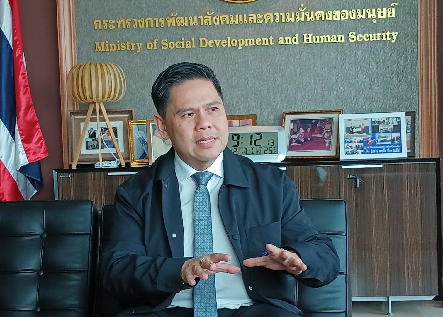 “วราวุธ” รมว.พม. ชี้รัฐบาลขึ้นค่าแรง สอดคล้องแนวทาง พม. มุ่งแก้ปัญหากลุ่มเปราะบาง พร้อมเพิ่มเงินในกระเป๋าประชาชนมากขึ้น