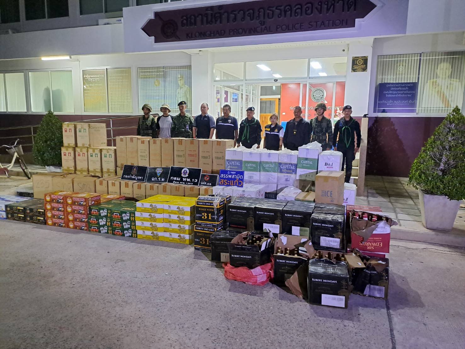 สระแก้ว : กกล.บูรพา - สรรพสามิตสระแก้ว ยึด บุหรี่เถื่อนข้ามชาติ" กว่า 26 ล้าน