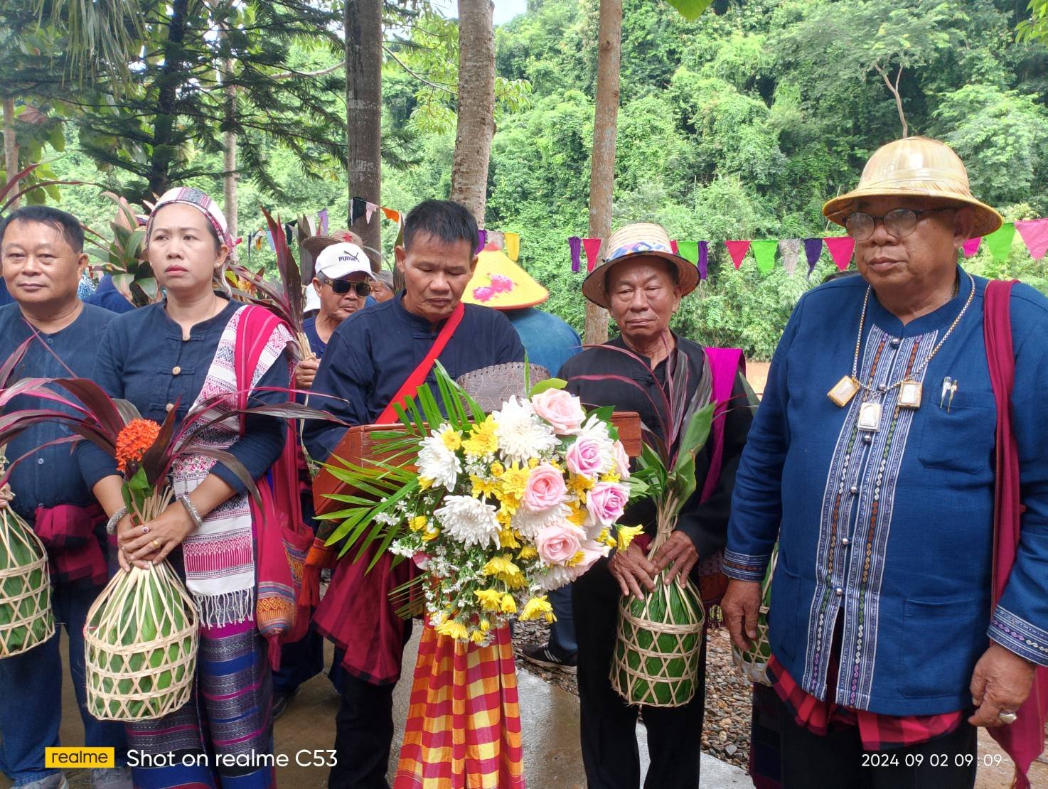 น่าน  ชาวไทยพวน  บ้านฝายมูล เปิดงานแข่งเรือนัดเปิดสนาม  ในงานทานสลากห่อข้าวดำดิน  