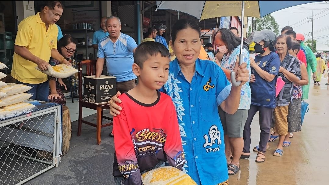 ตราด-สองแม่ลูก จูงมือ กันฝ่าสายฝน รับข้าวสารจากผู้ใหญ่ ใจบุญใน วันแม่"