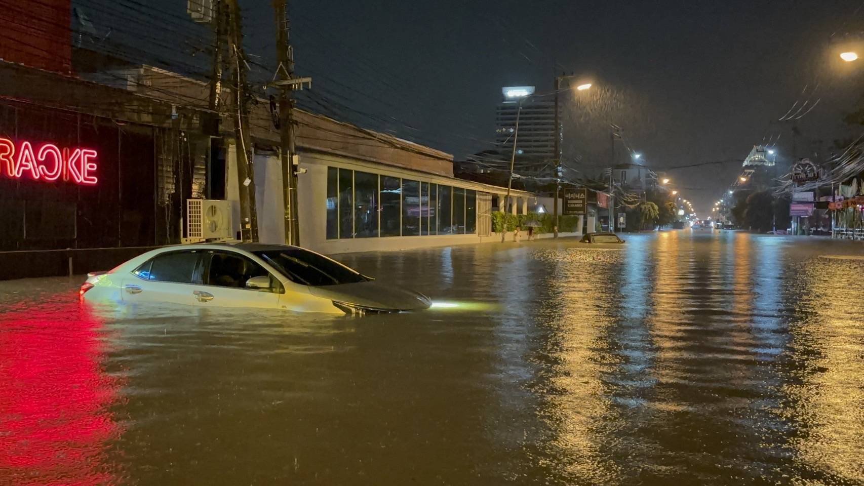 ฝนกระหน่ำนานกว่า 3 ชั่วโมง ทำพัทยาท่วมอ่วม ยานพาหนะเสียหายนับ 10 คัน