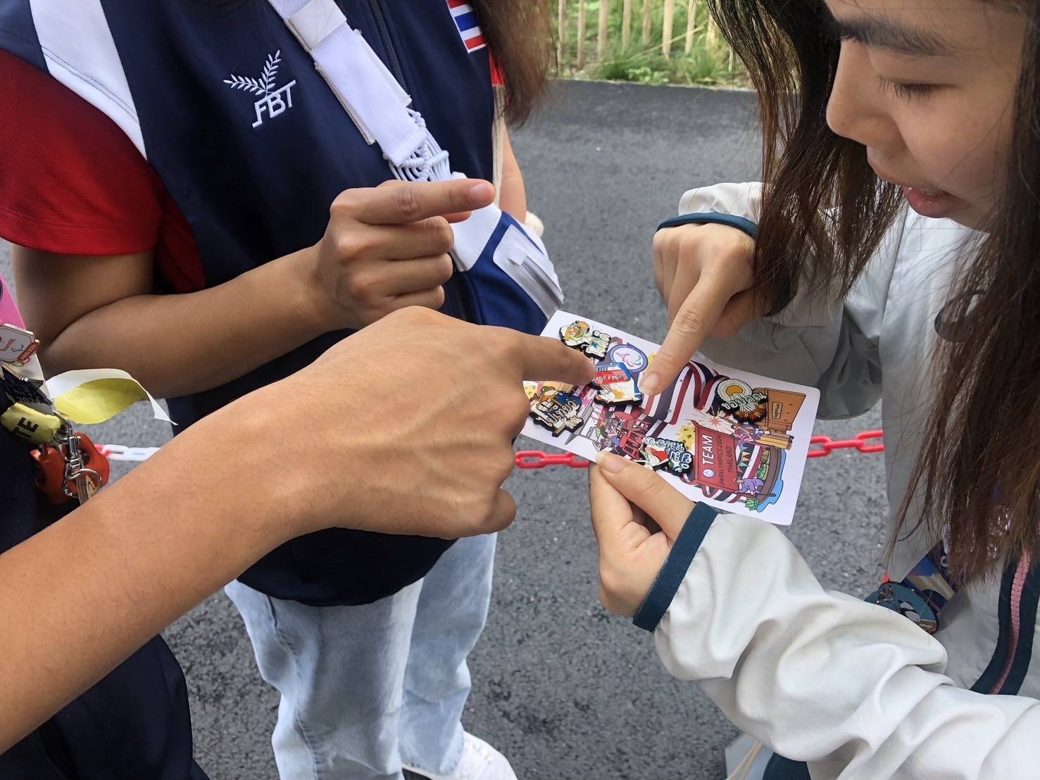 อีกหนึ่งสิ่งที่จะเกิดขึ้นในช่วงมหกรรมกีฬาพาราลิมปิก คือเรื่องของการแลกพินของนักกีฬา