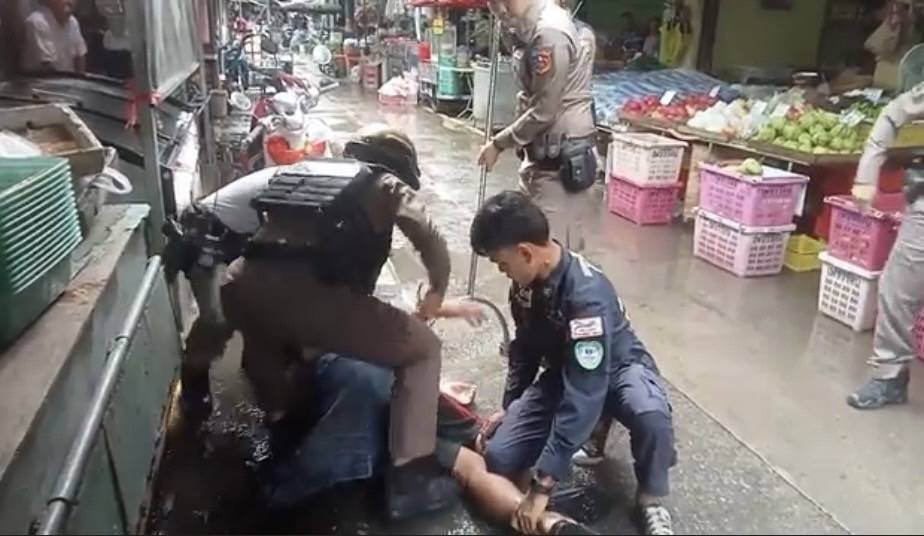  ตราด : ผวา !ชายป่วยจิตเวช โมโหรอหมอนานชักมีดพร้าฟันประตู รพ.พัง วิ่งหนีเข้าตลาด