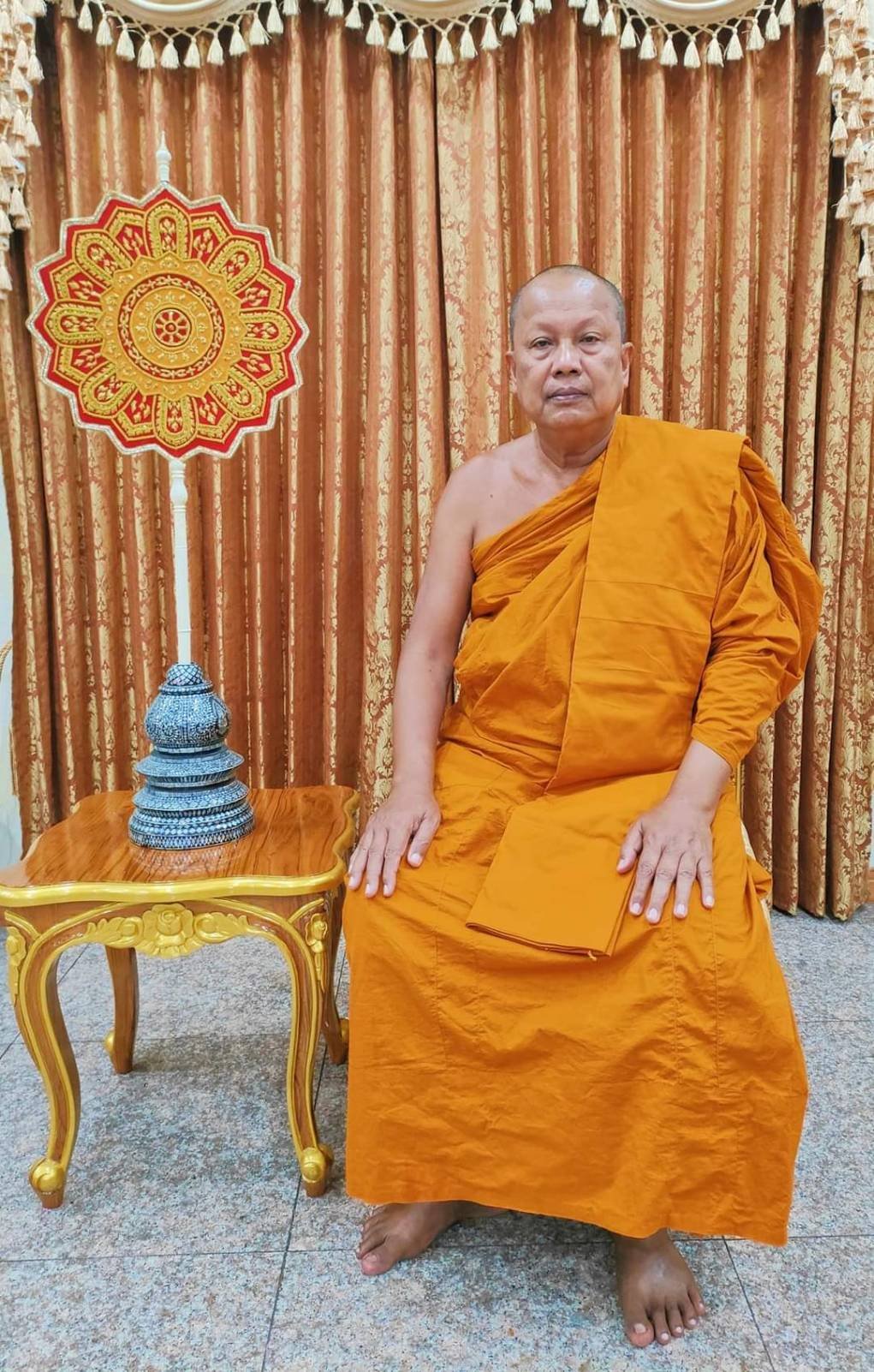 พระครูแจ้ ซับน้ำตา พ่อค้าแม่ค้า หลังถูกพายุฝนถล่ม จนขายไม่ได้