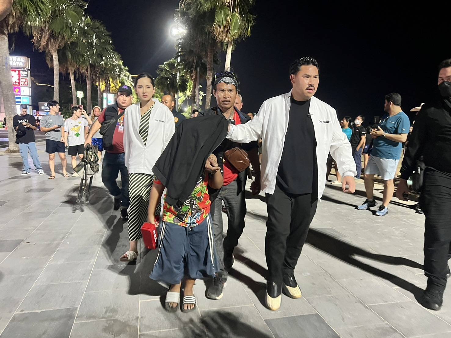 กัน จอมพลัง รุดช่วย ปังปอนด์ ถูกล่ามโซ่ ริมหาดพัทยา พ่อเจอฉี่ม่วง