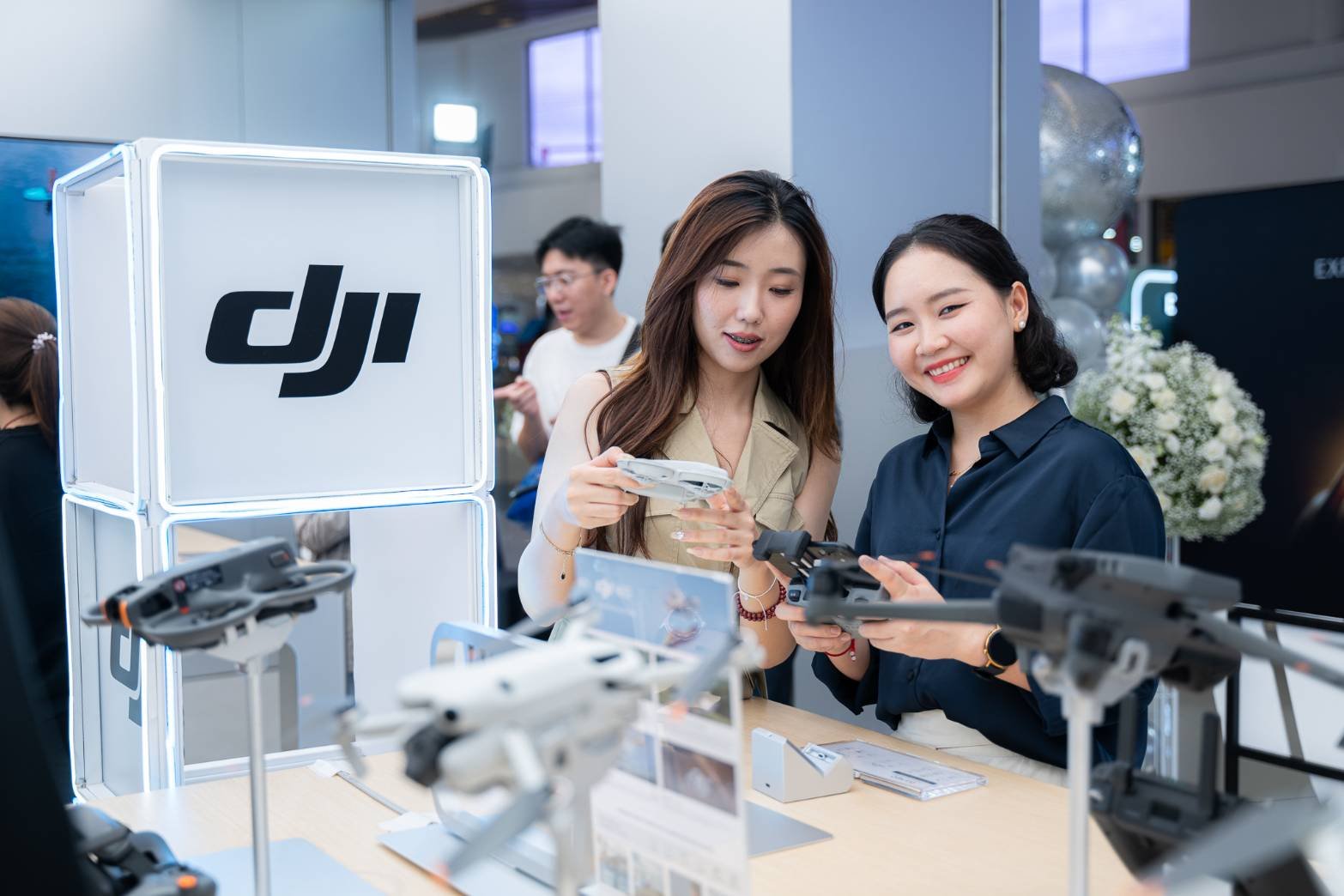 เดินหน้าขยายสาขาไม่หยุด! ปักหมุด DJI Experience Store สาขาเมกาบางนา   ต้อนรับเหล่าครีเอเตอร์ย่านกรุงเทพตะวันออก     เดินหน้าขยายสาขาไม่หยุด! ปักหมุด DJI Experience Store สาขาเมกาบางนา   ต้อนรับเหล่าครีเอเตอร์ย่านกรุงเทพตะวันออก