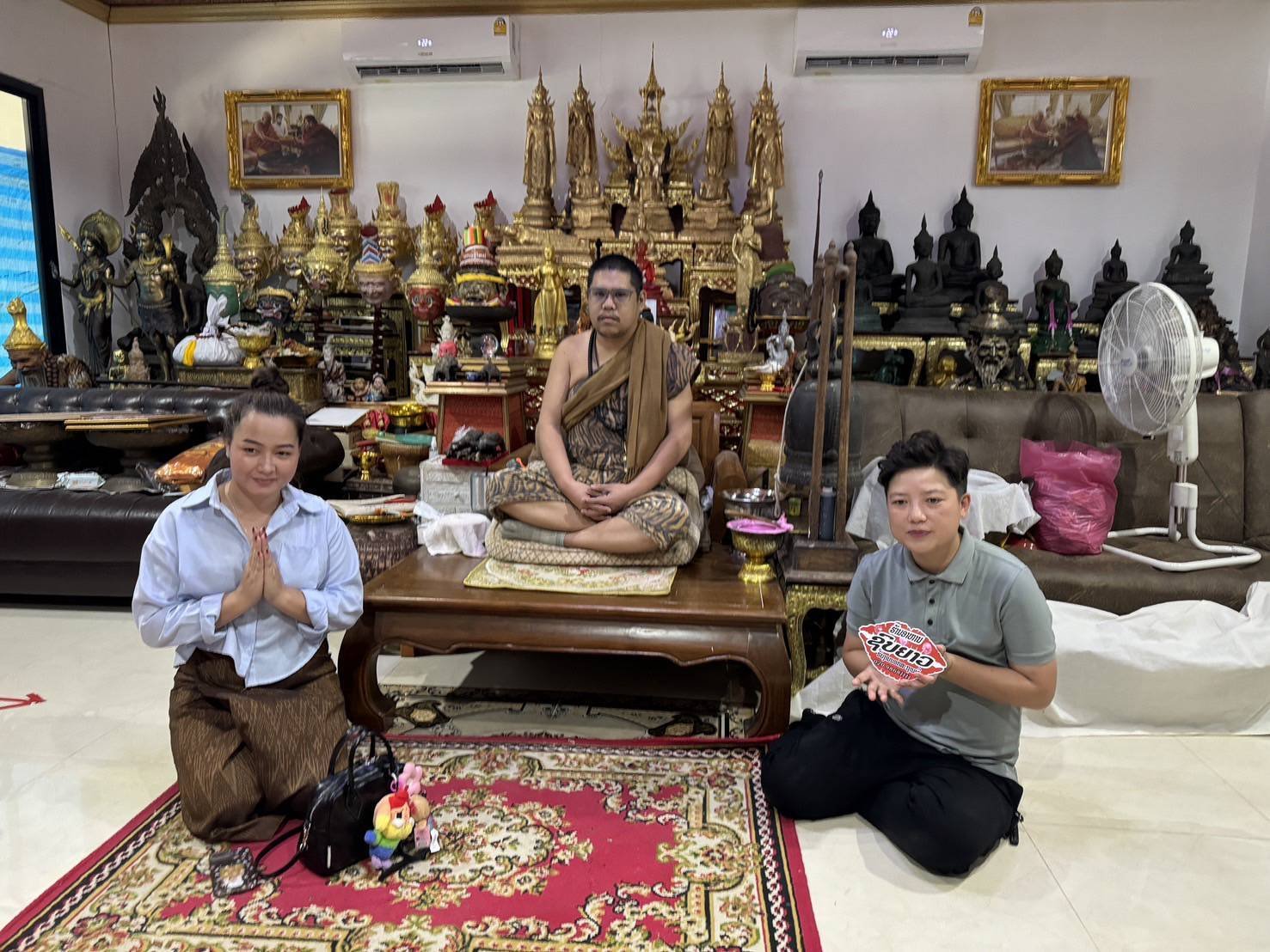 ปทุมธานี - เจ้าของร้านอาหารชื่อดังจากลาวกราบขอพรขอโชค ส่องอ่างน้ำมนต์อาศรมฤาษีเณร