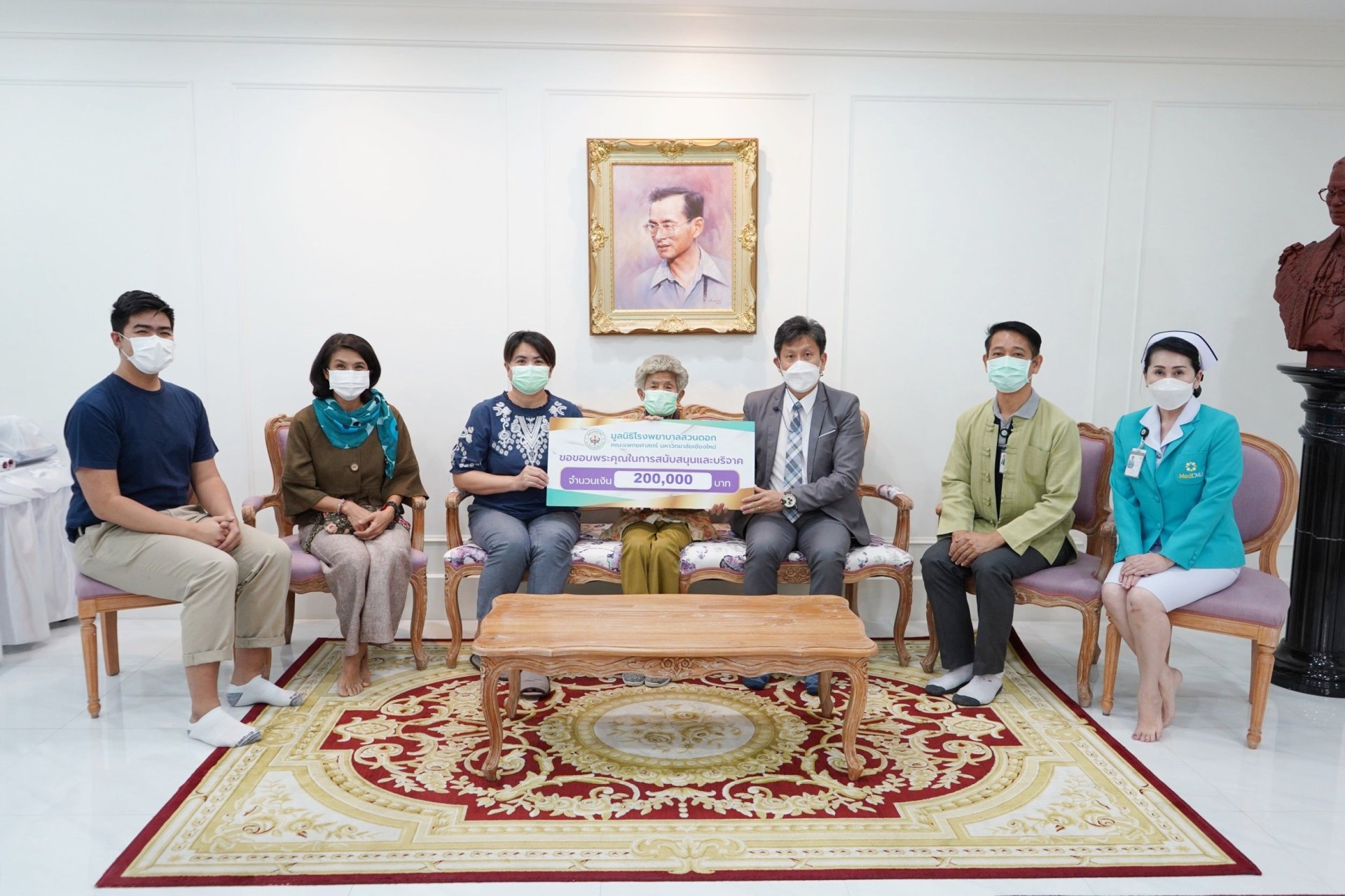 รศ.นพ.ณัฐพงศ์ โฆษชุณหนันท์ รองคณบดีคณะแพทยศาสตร์ มช. รับมอบเงินบริจาคจำนวน 200,000 บาท 