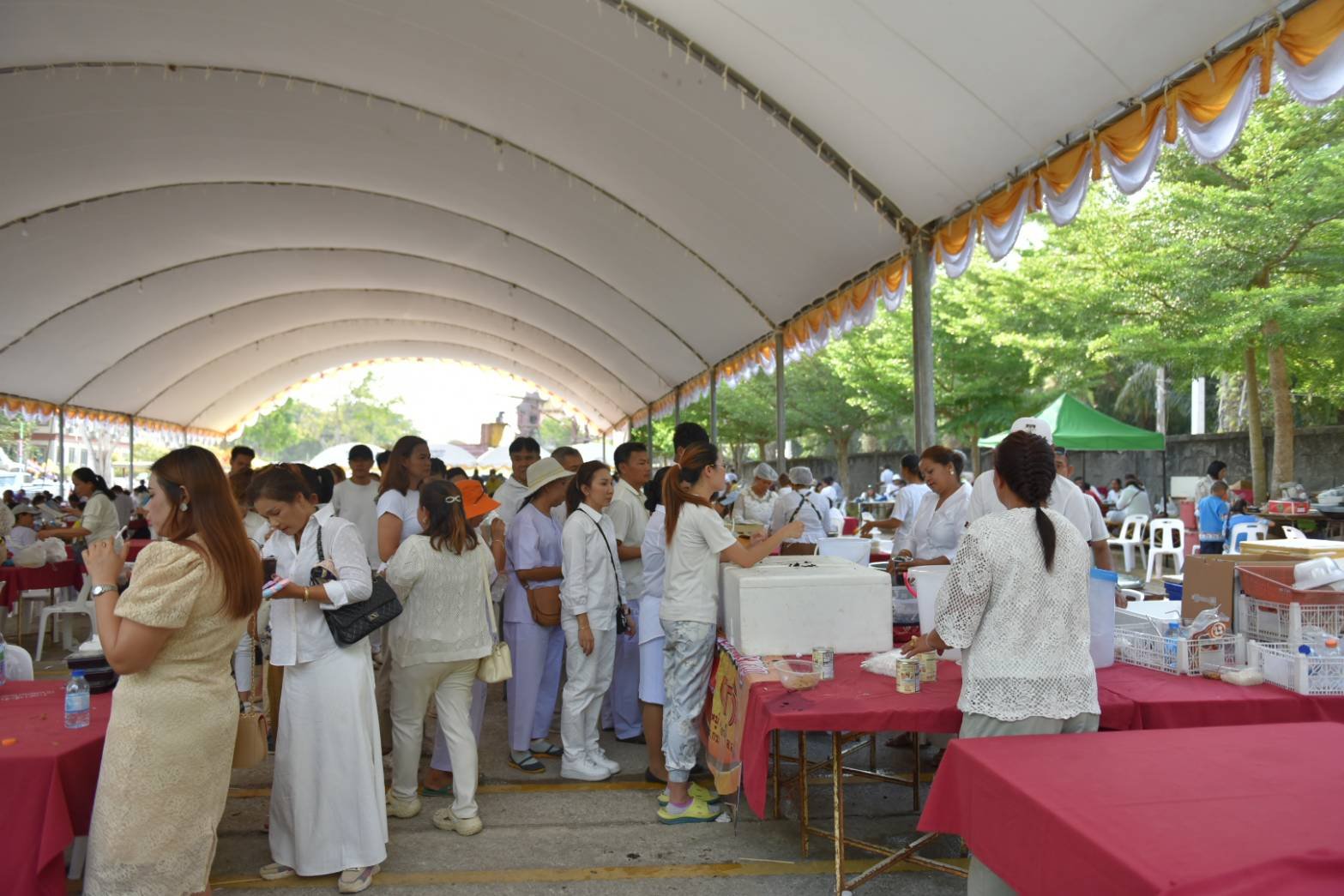  บรรยากาศโรงทานบริการประชาชนผู้มาเข้าร่วมกราบสักการบูชาพระบรมสารีริกธาตุ ณ วัดมหาธาตุวชิรมงคล จ.กระบี่