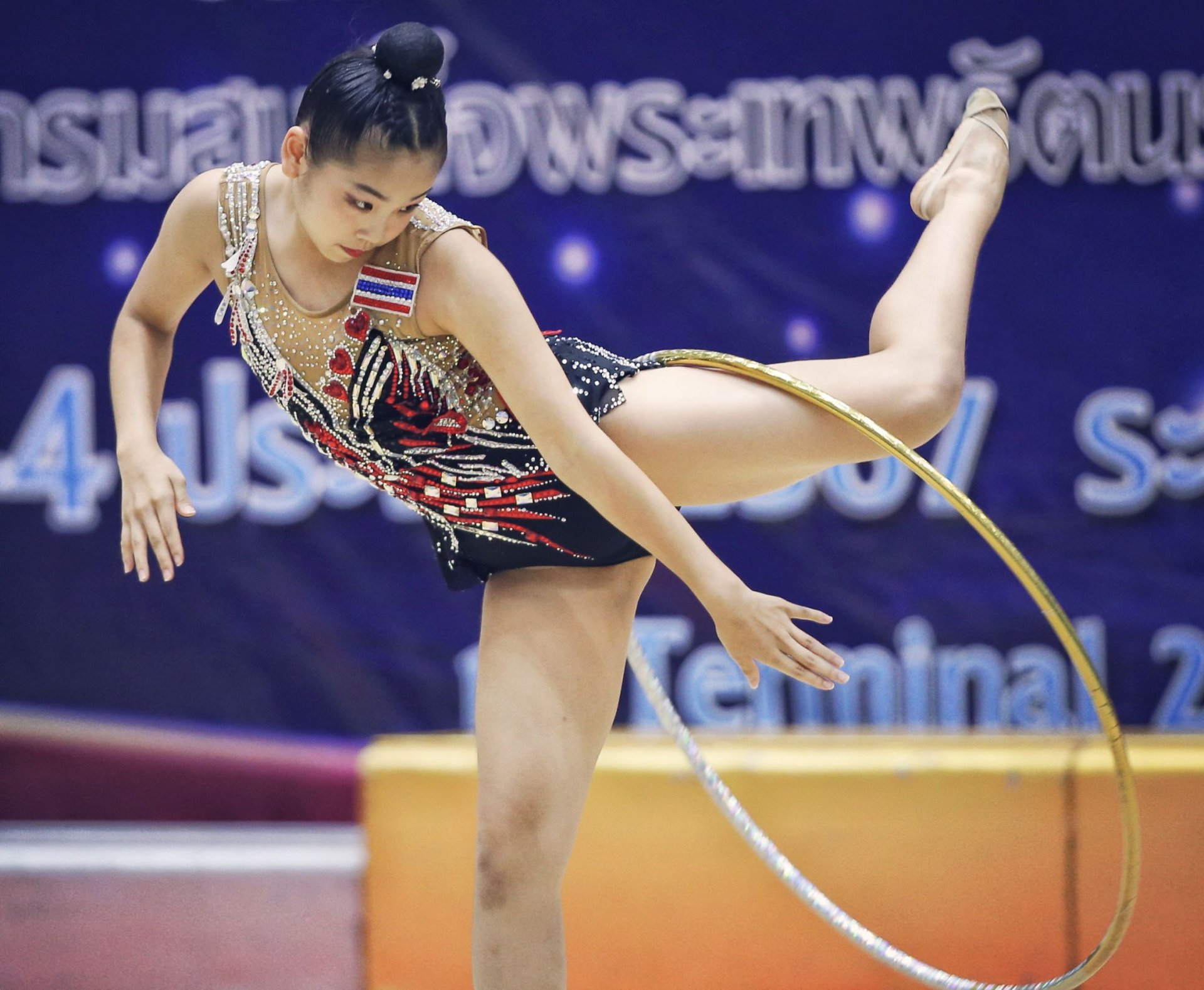 เนเน่​ หยิบทองที่ 3 ยิมฯลีลาประเทศไทย, ปอปอ​ ขึ้นนำอุปกรณ์รวมรุ่นประชาชน